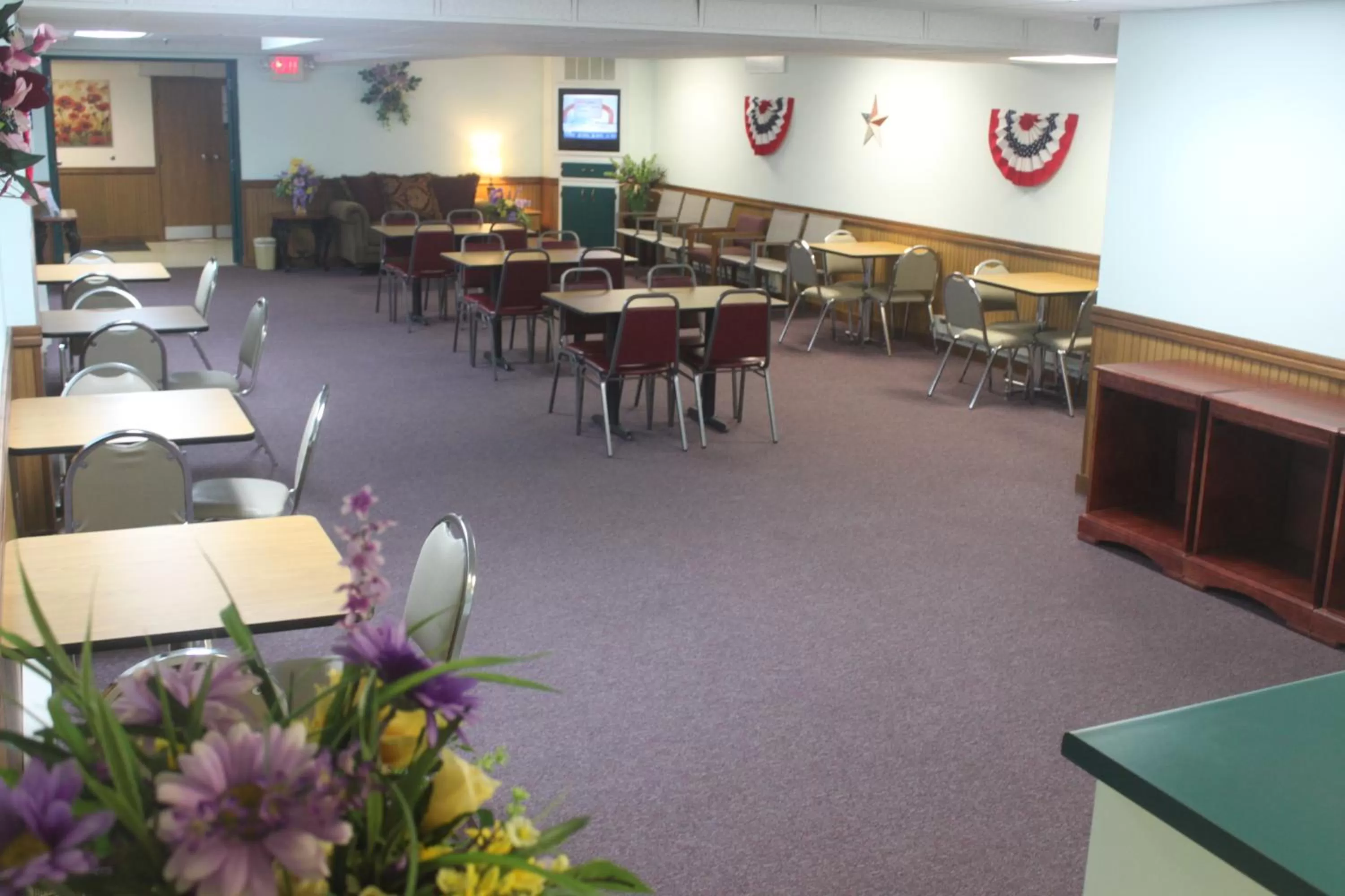 Communal lounge/ TV room in Ozark Valley Inn