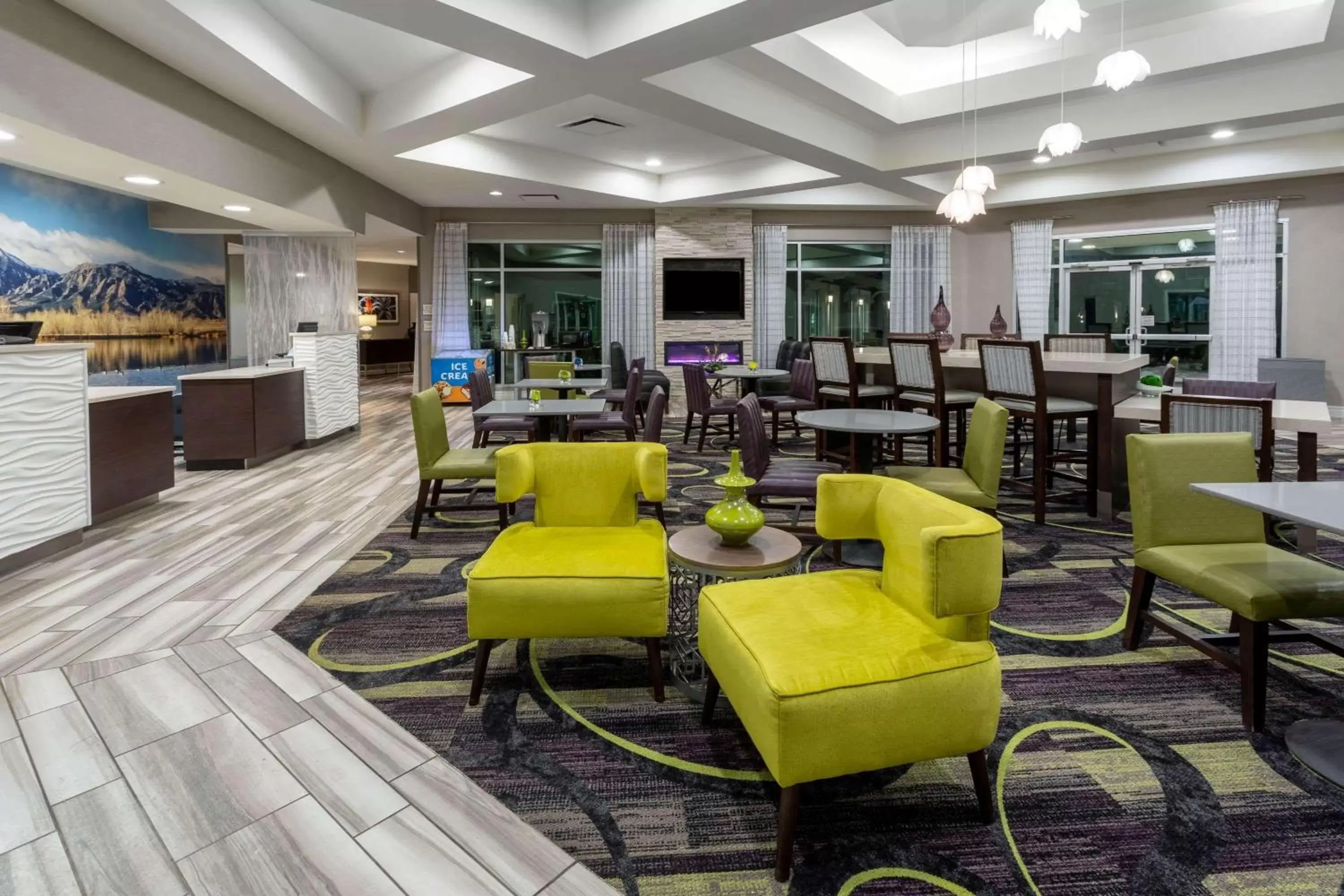 Lobby or reception, Lounge/Bar in La Quinta by Wyndham Denver Boulder - Louisville