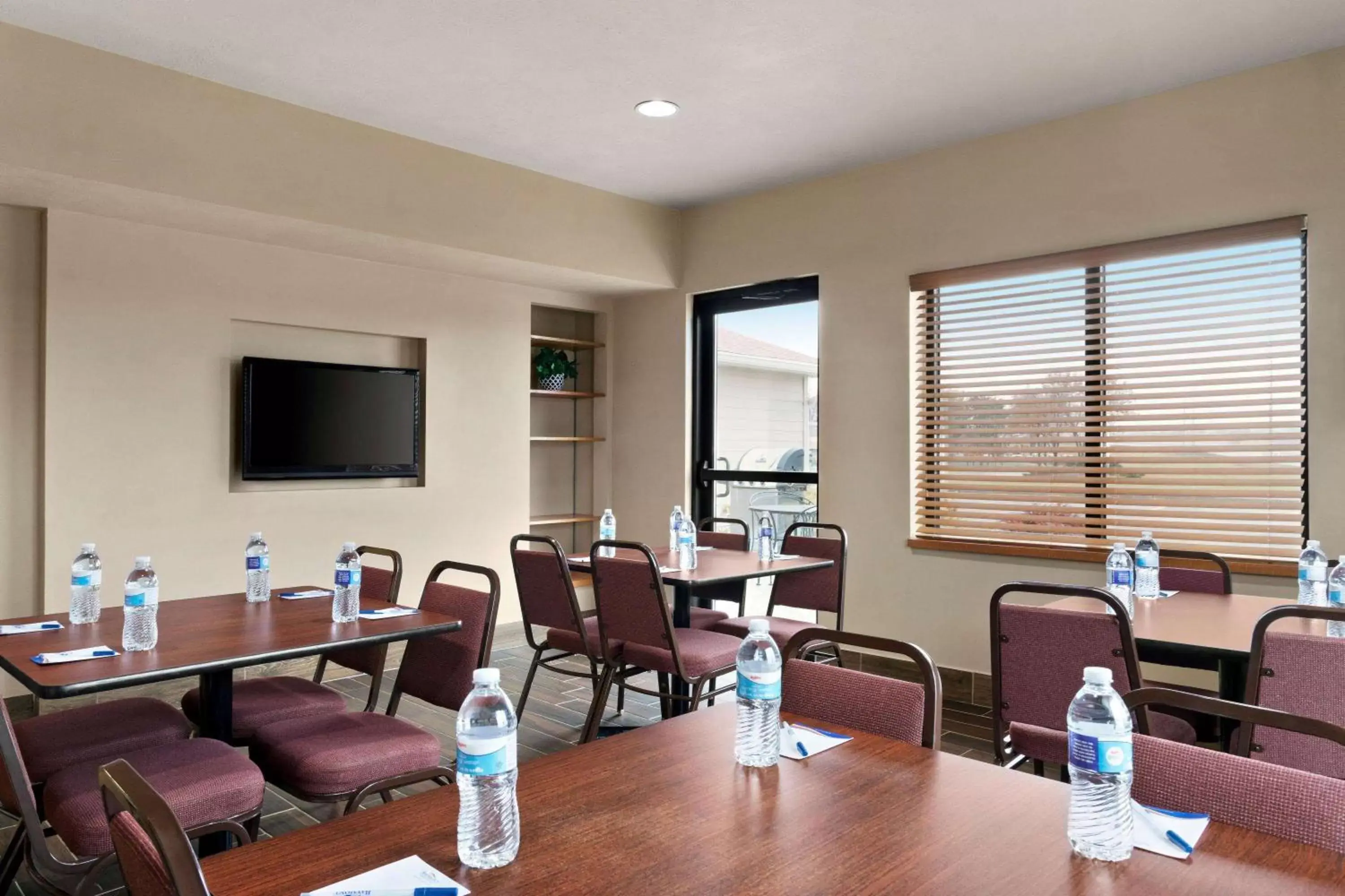 Meeting/conference room, Restaurant/Places to Eat in Baymont by Wyndham Sioux Falls North I-29 and Russell Street