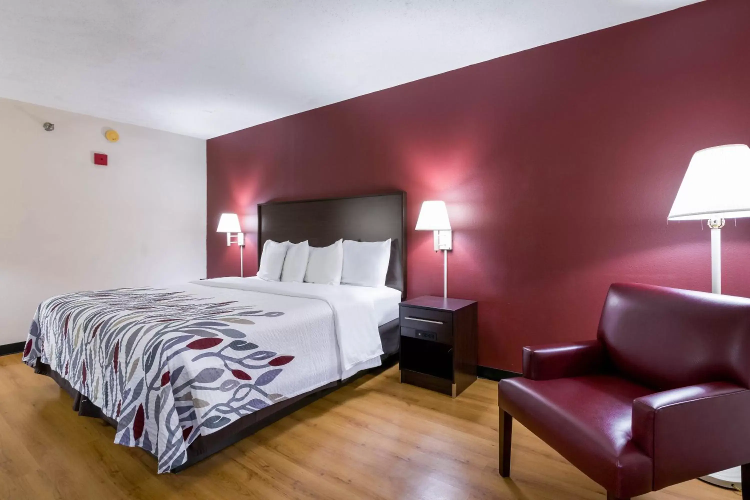 Photo of the whole room, Bed in Red Roof Inn Carrollton