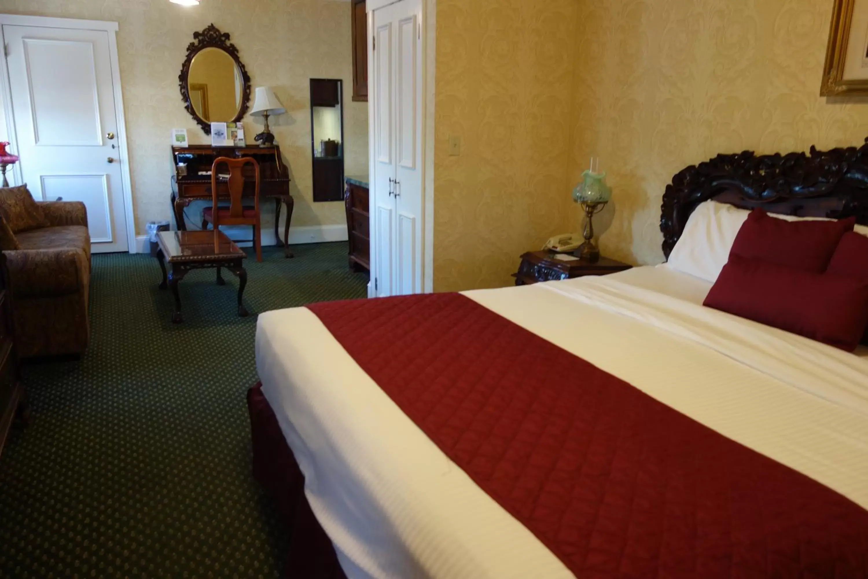 Photo of the whole room, Bed in Lafayette Hotel Marietta