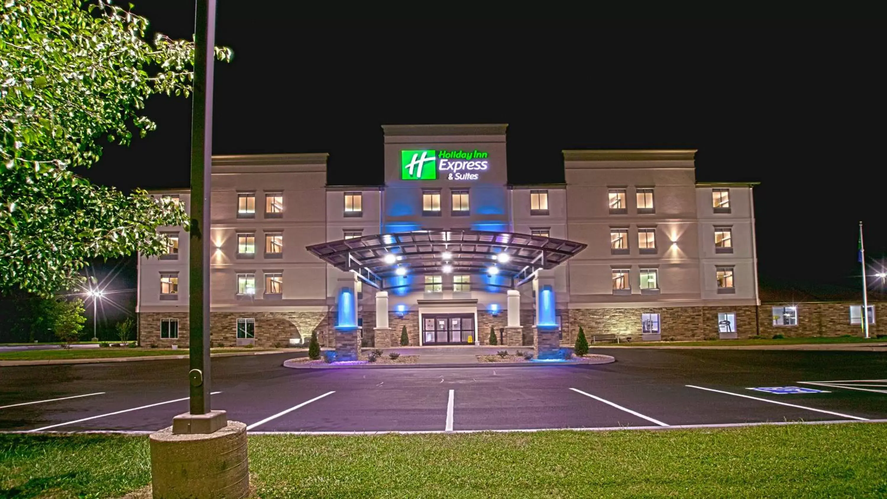 Property Building in Holiday Inn Express & Suites Evansville North, an IHG Hotel