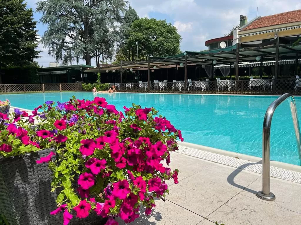 Swimming pool in Hotel Sporting Brugherio