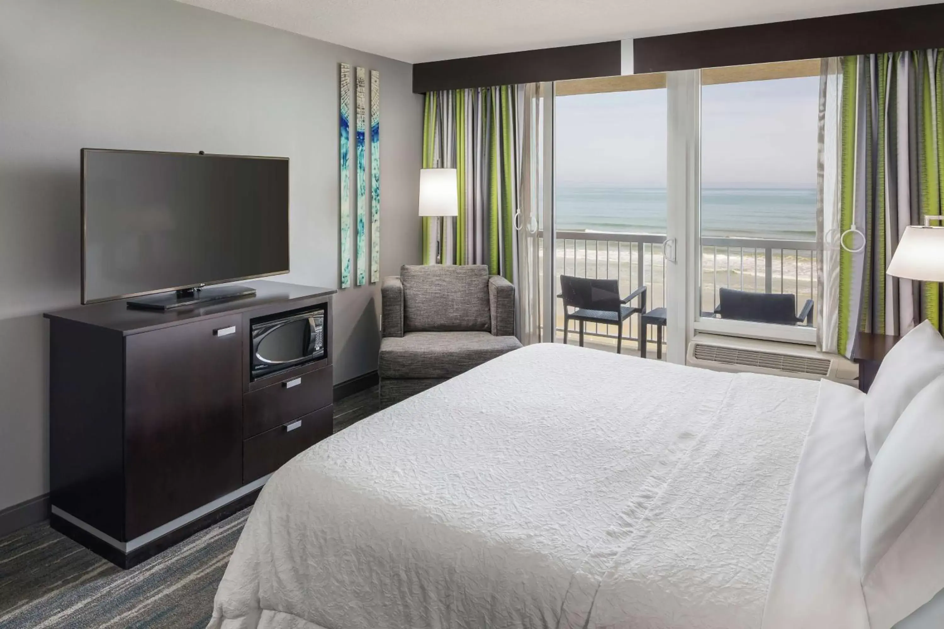 Photo of the whole room, Bed in Hampton Inn Daytona Beach/Beachfront Photo of the whole room, Bed in Hampton Inn Daytona Beach/Beachfront