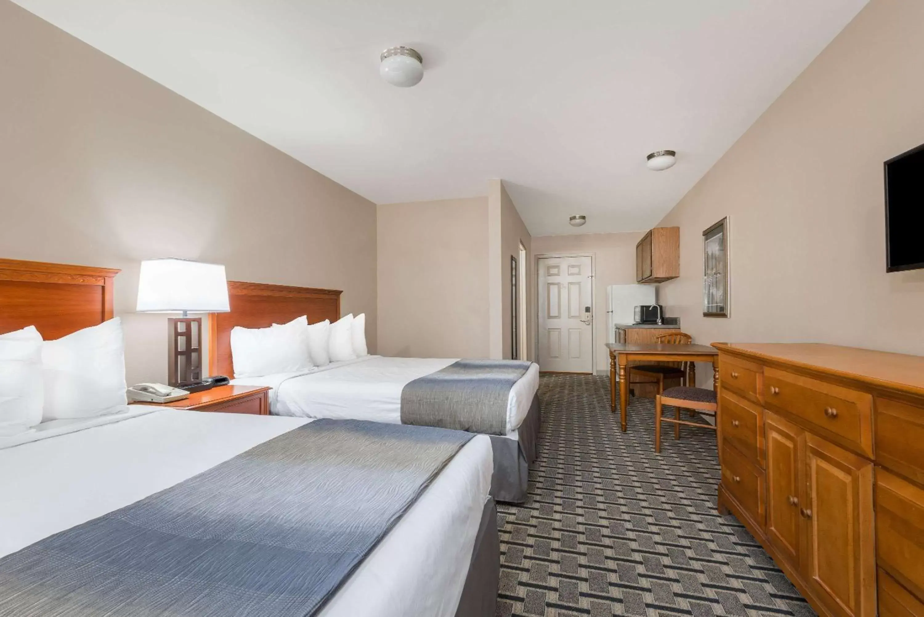 Photo of the whole room, Bed in Days Inn & Suites by Wyndham Sellersburg