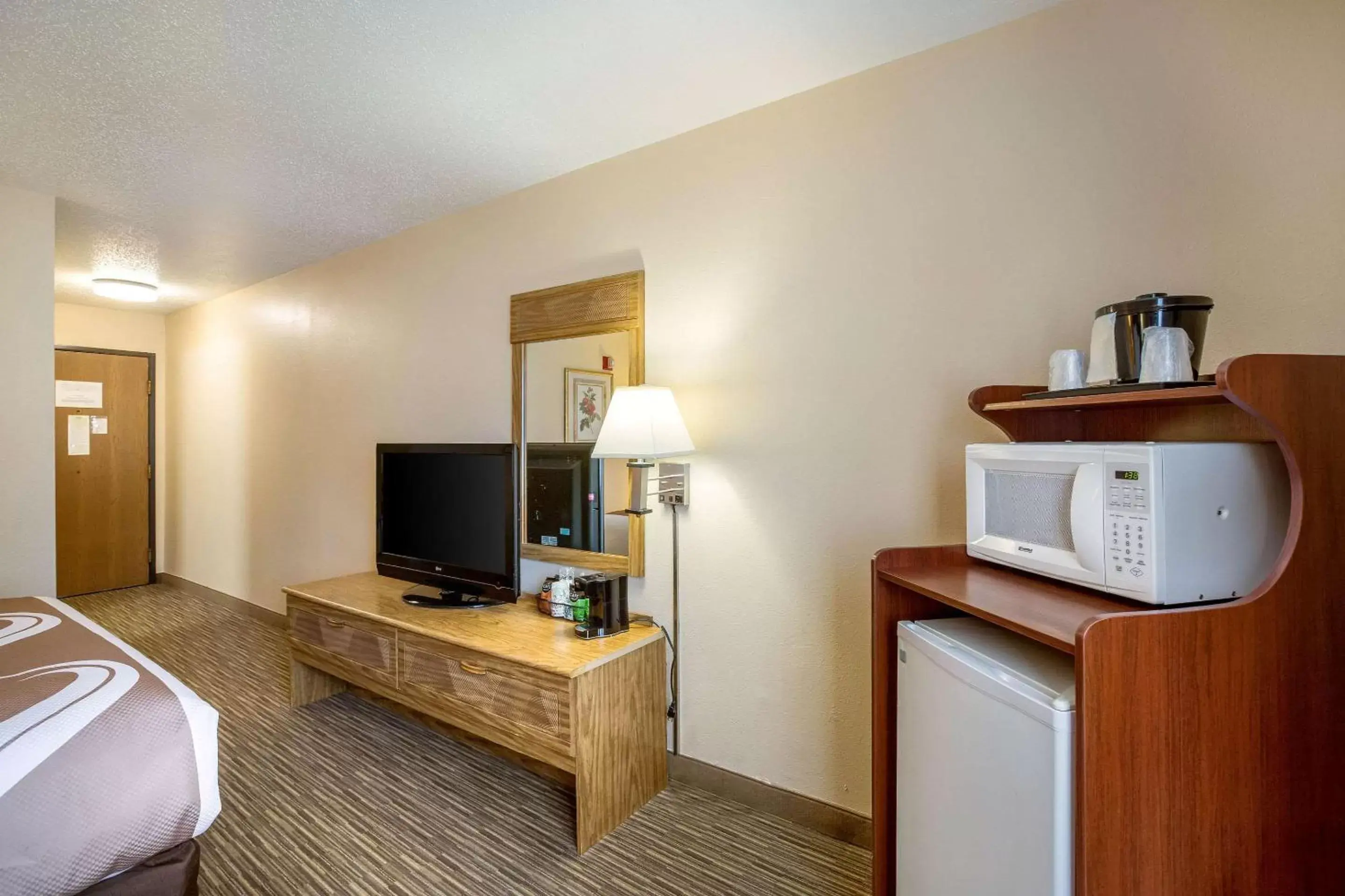 Photo of the whole room, TV/Entertainment Center in Quality Inn Storm Lake