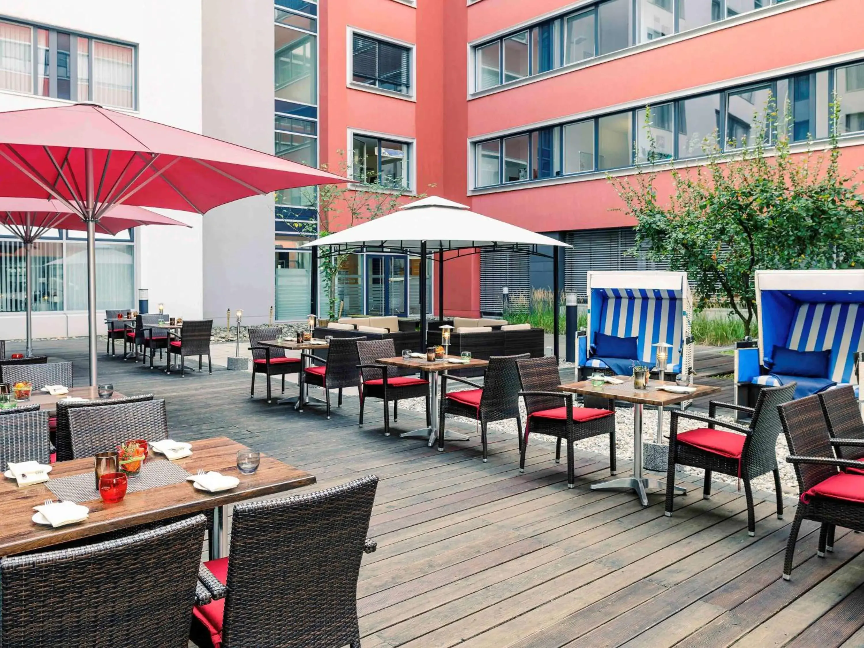 Property building, Restaurant/Places to Eat in Mercure Hotel Frankfurt Eschborn Helfmann-Park