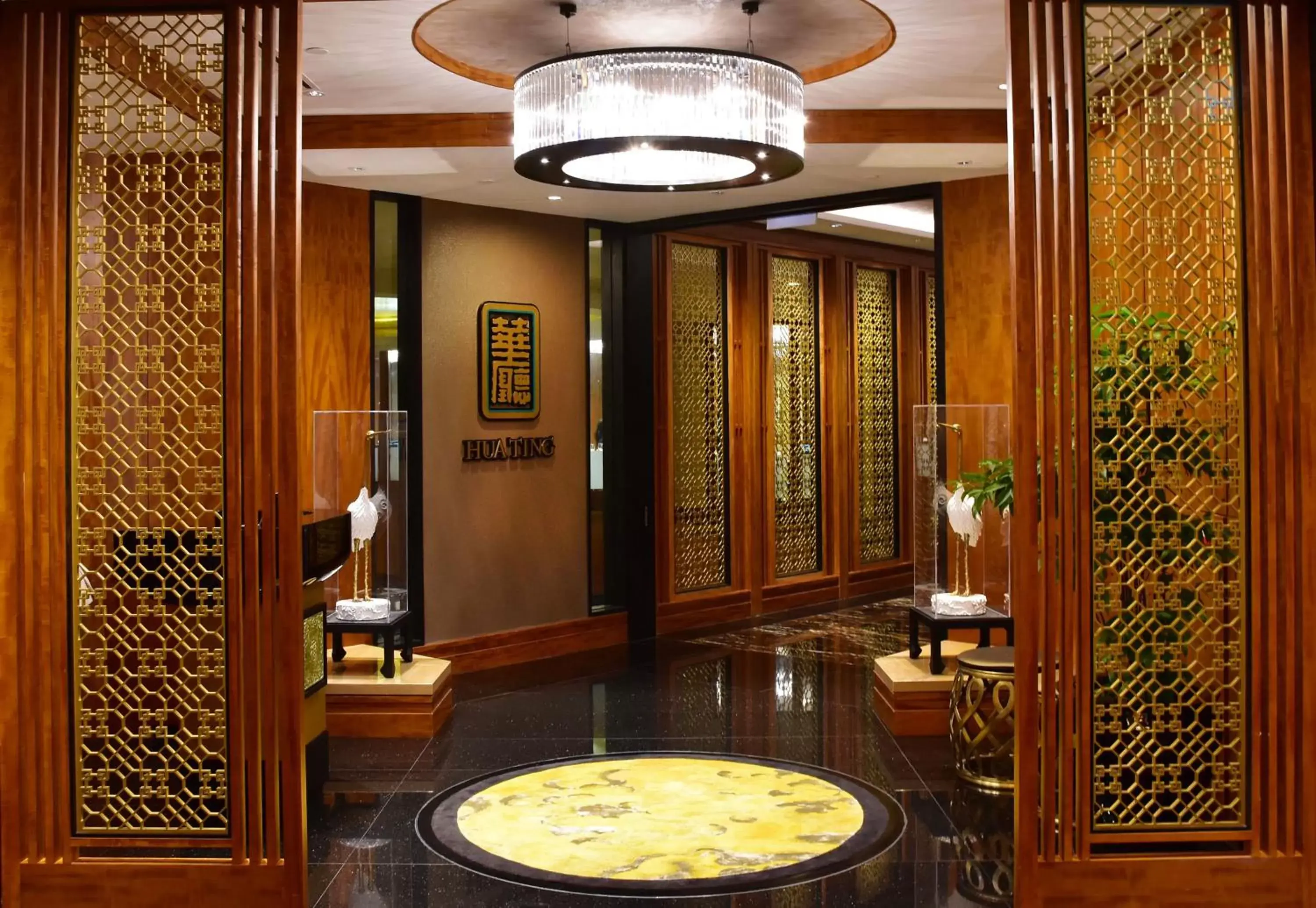 Restaurant/places to eat, Bathroom in Orchard Hotel Singapore