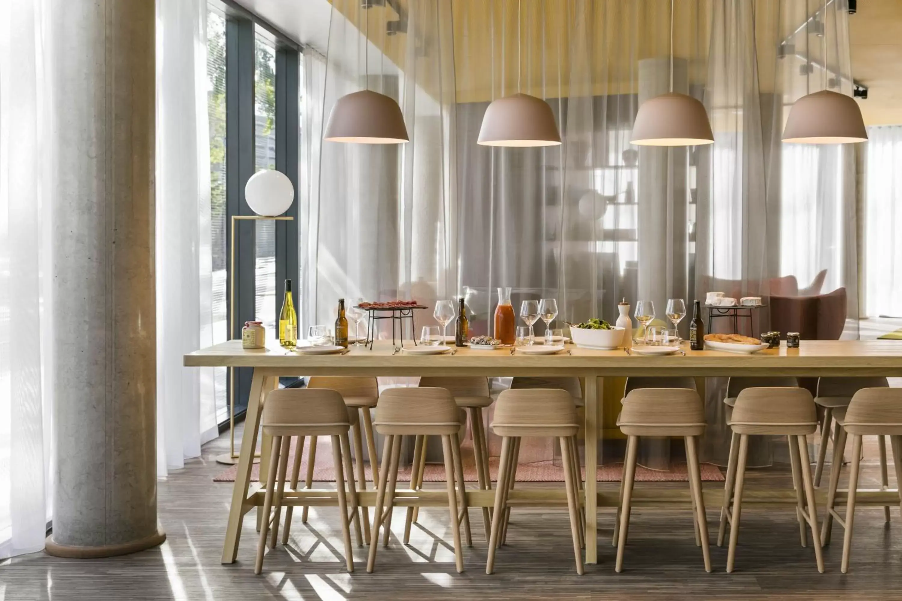 Lounge or bar, Restaurant/Places to Eat in Okko Hotels Paris Porte De Versailles