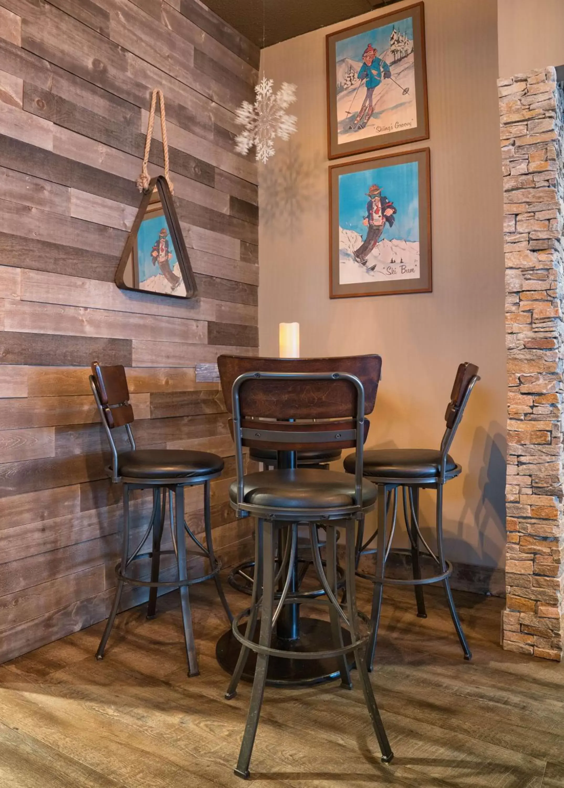 Lounge or bar, Dining Area in Prestige Mountain Resort Rossland