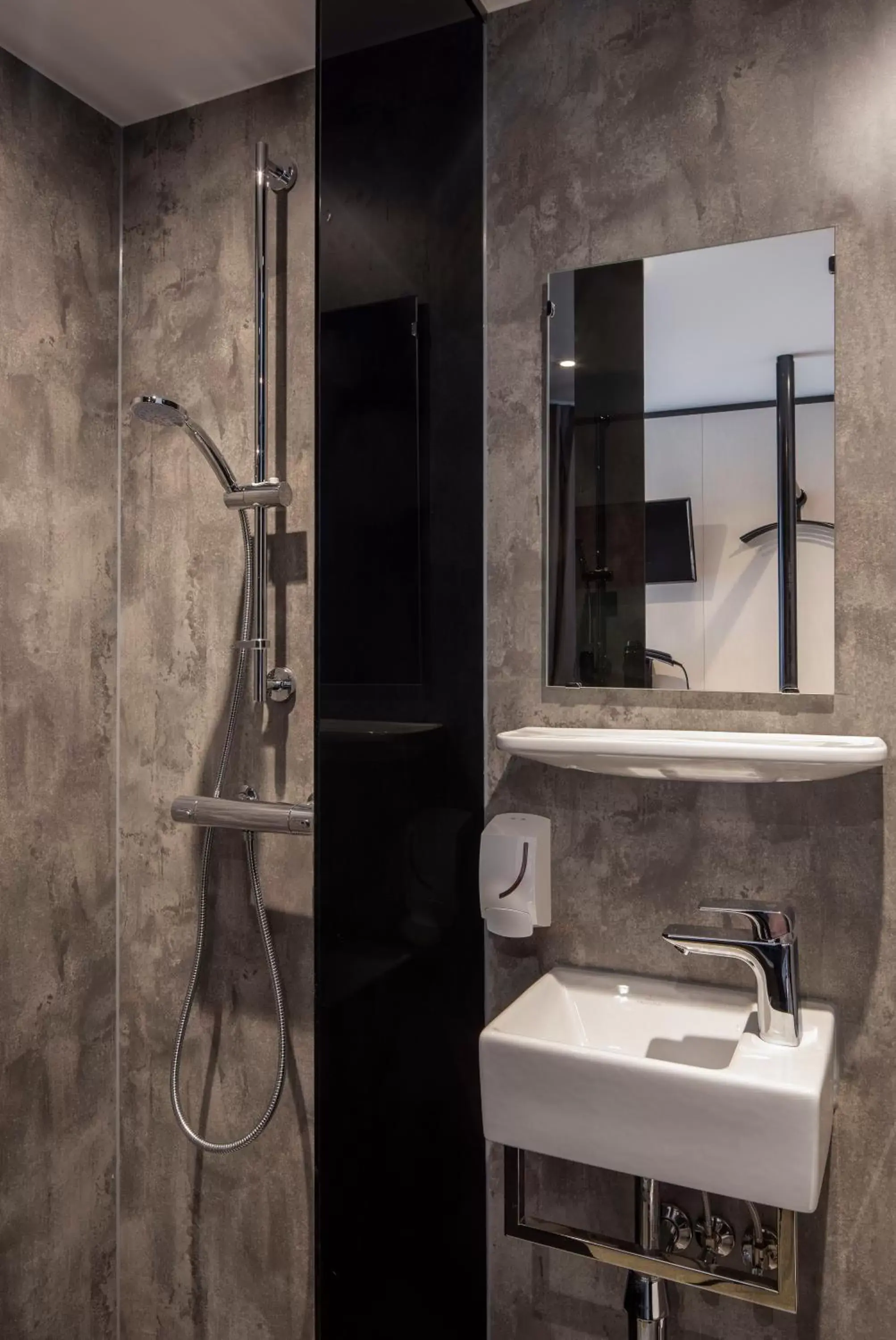 Shower, Bathroom in Cityview Hotel