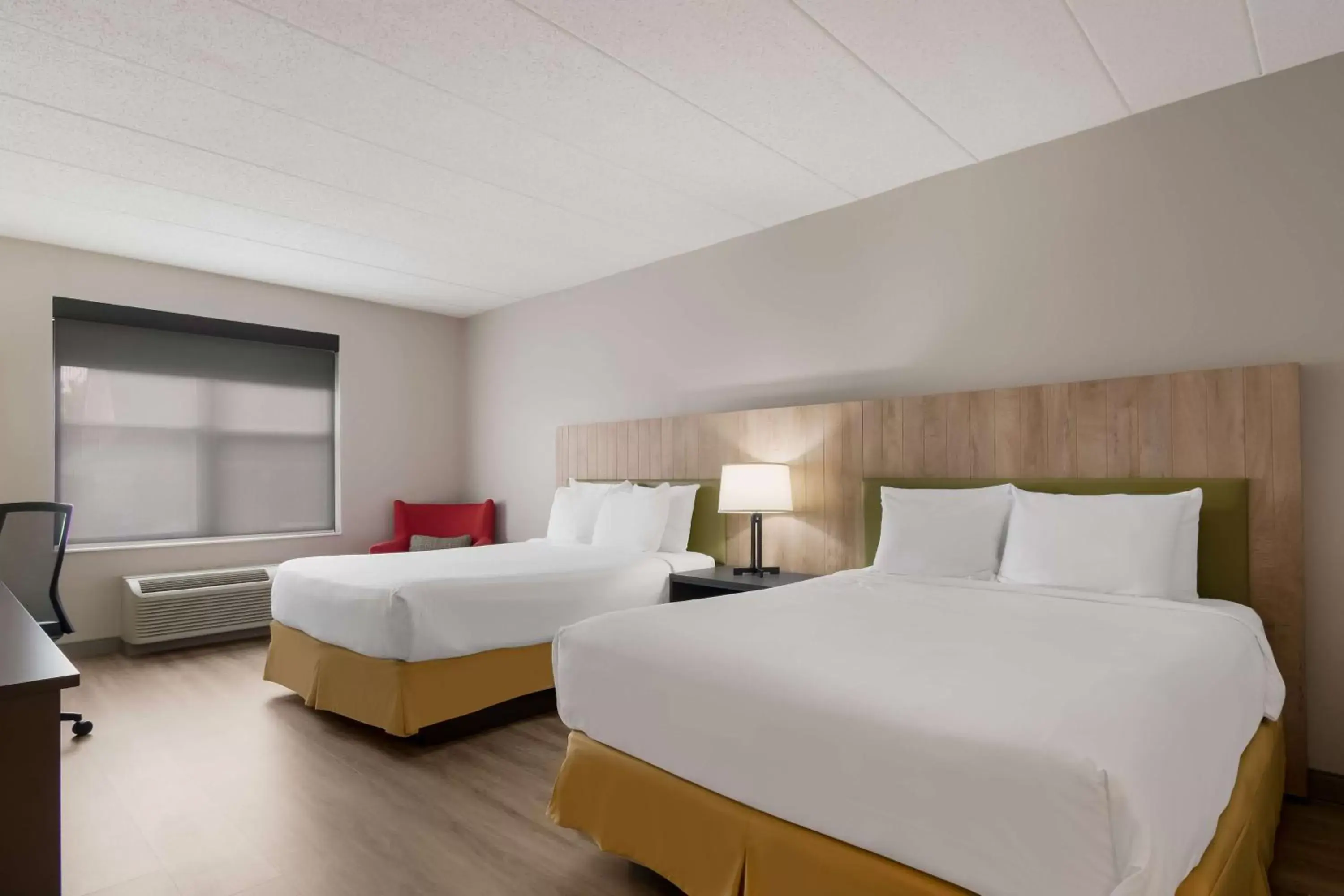Bedroom, Bed in Country Inn & Suites by Radisson, Harrisburg Northeast (Hershey), PA