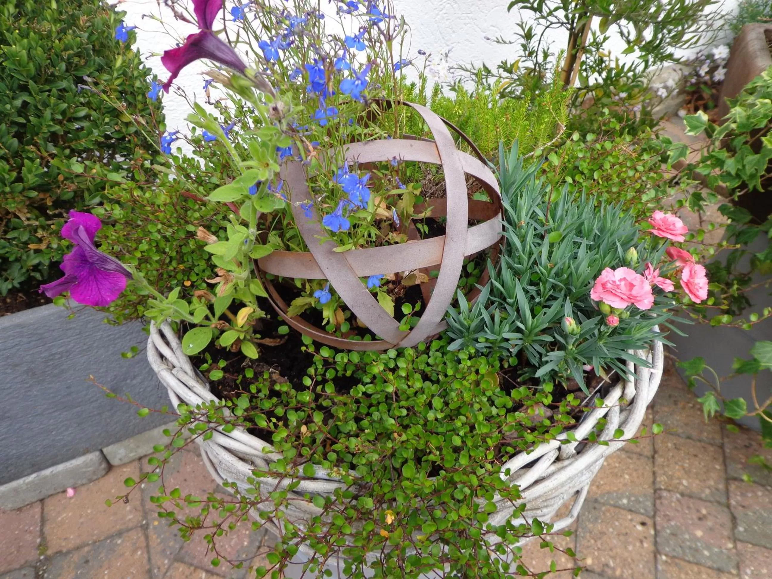 Decorative detail in Le Chant du Merle