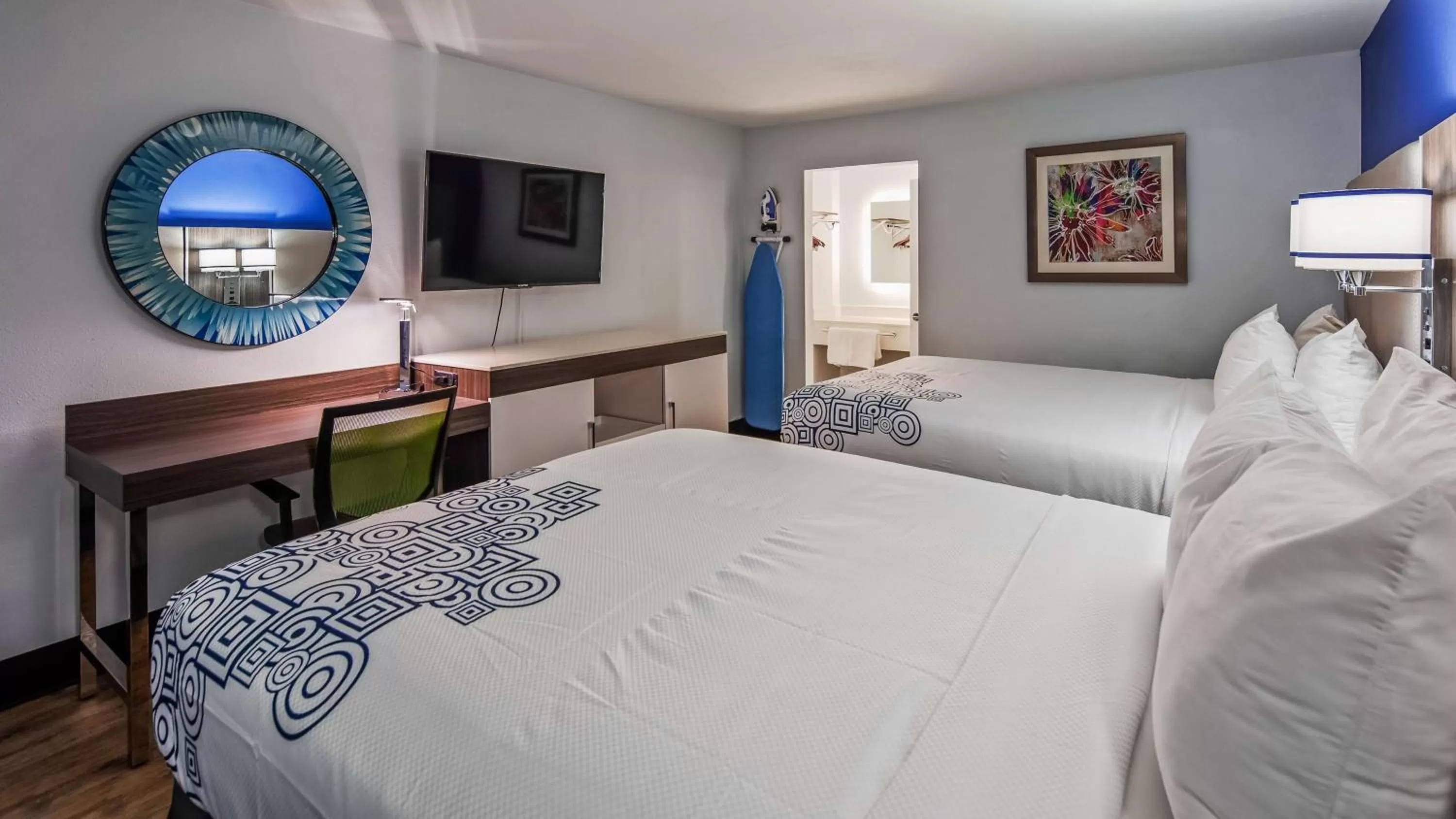 Photo of the whole room, Bed in SureStay Plus Hotel by Best Western Sacramento Cal Expo