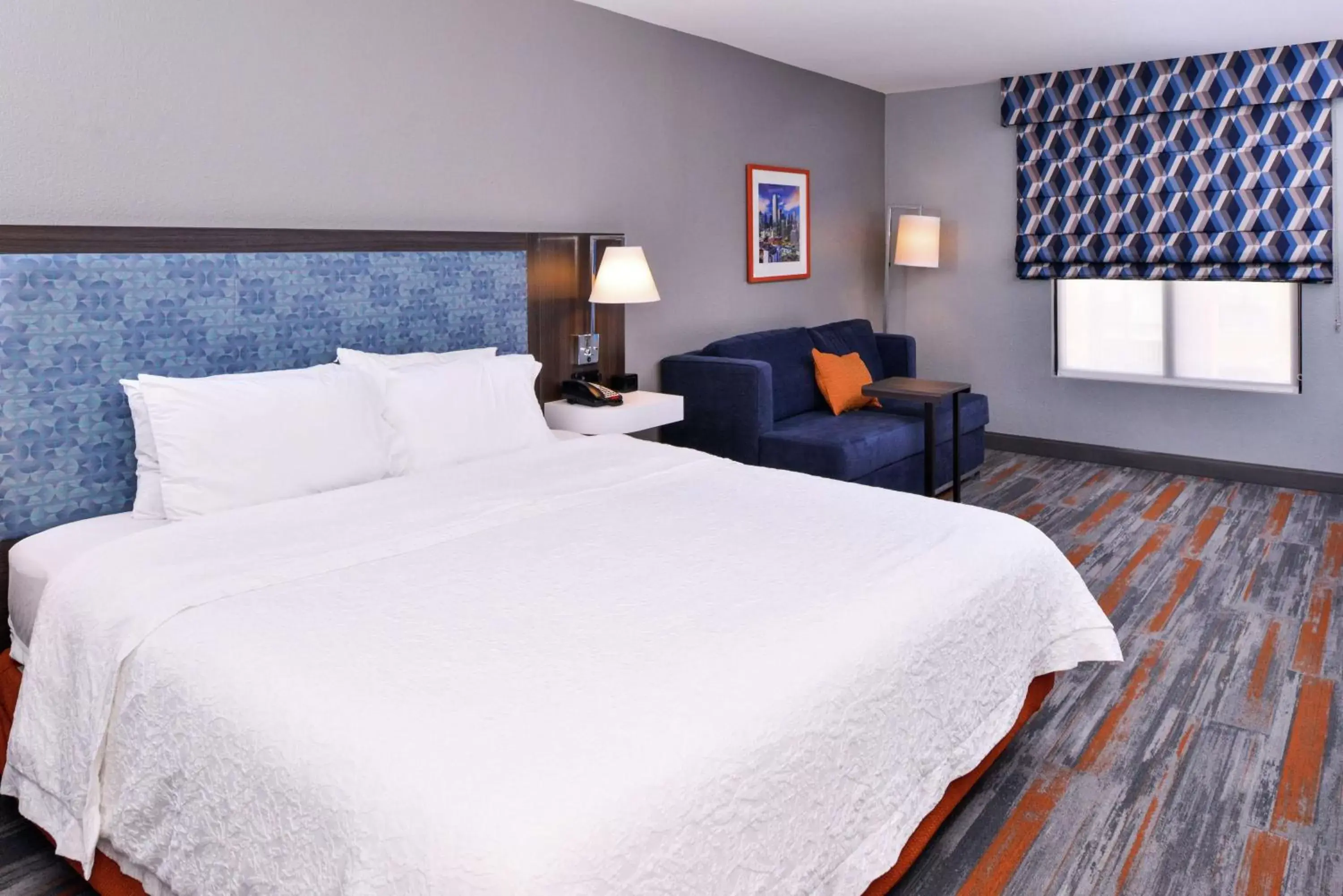 Living room, Bed in Hampton Inn & Suites Legacy Park-Frisco
