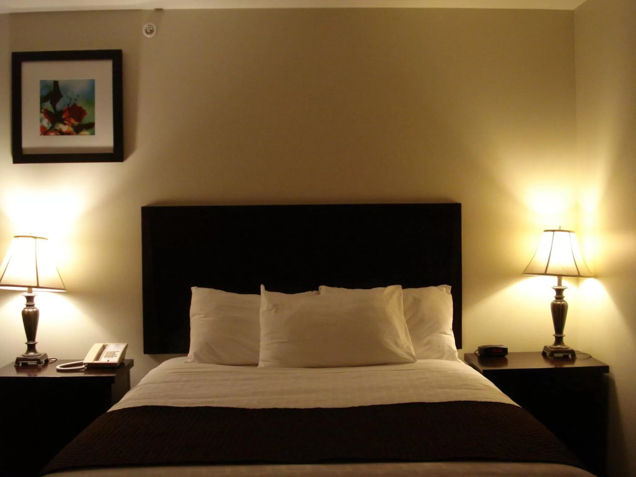 Photo of the whole room, Bed in Days Inn by Wyndham Chetwynd