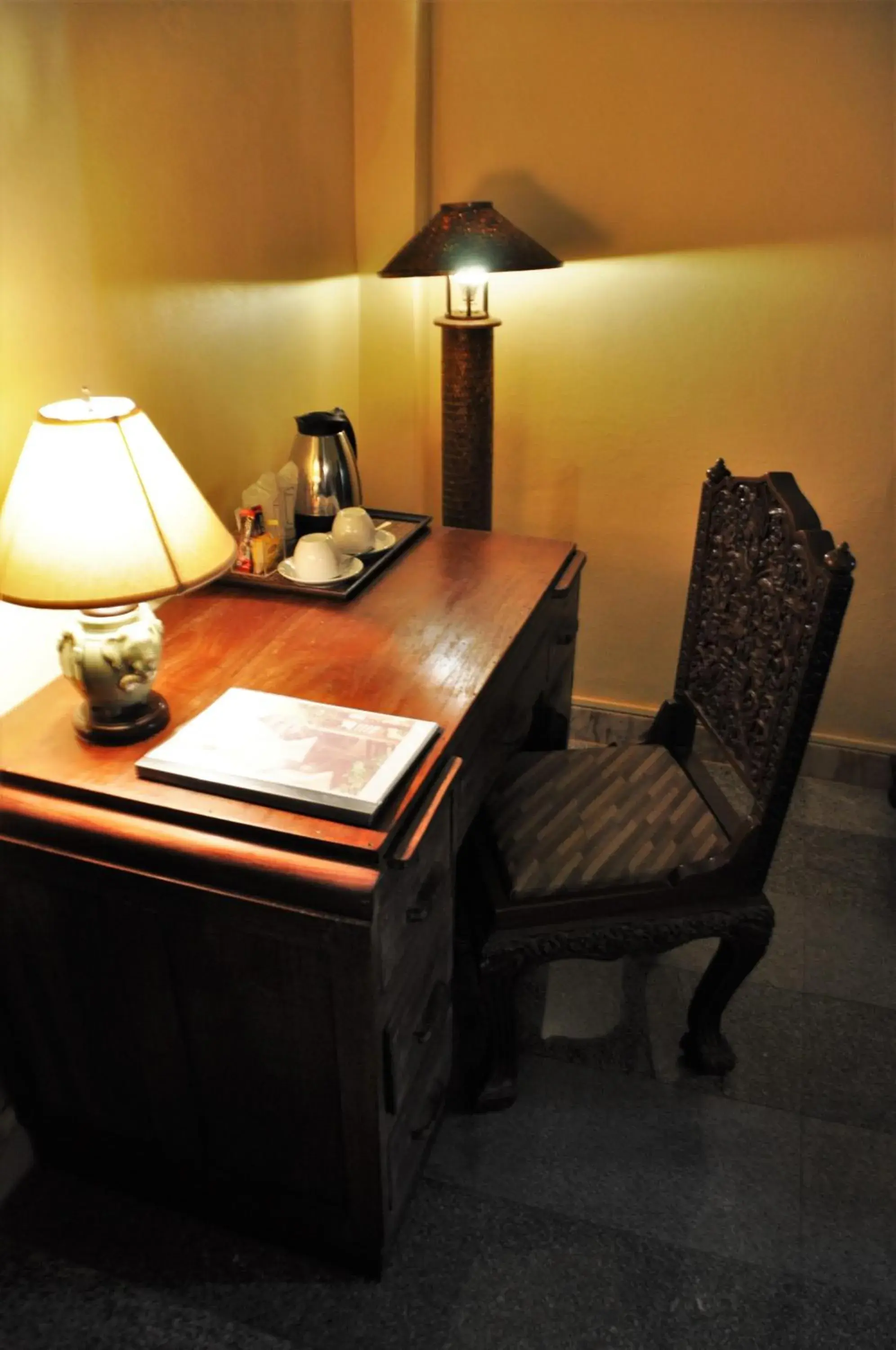 Seating area, Coffee/Tea Facilities in Ruean Thai Hotel