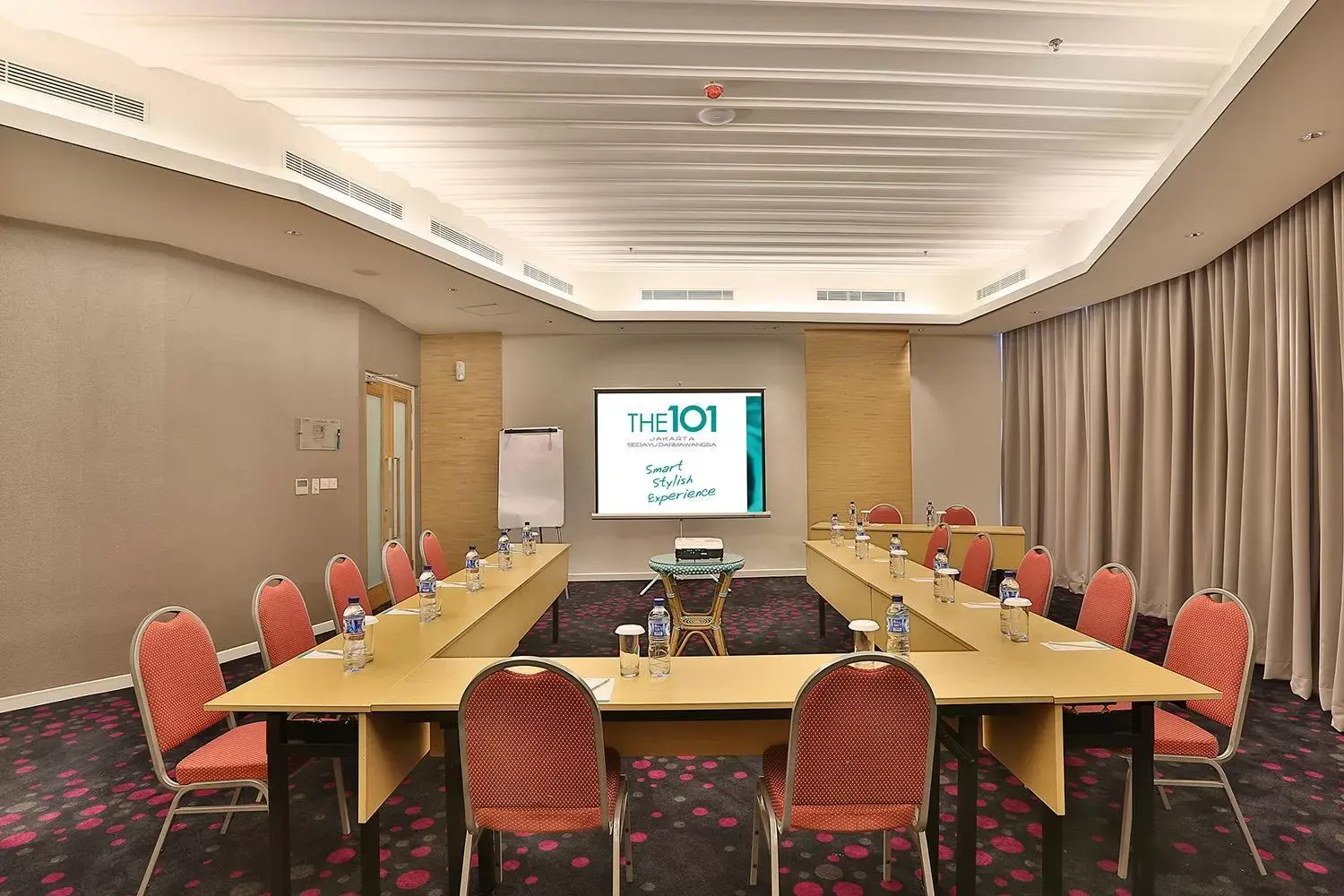 Meeting/conference room in THE 1O1 Jakarta Sedayu Darmawangsa
