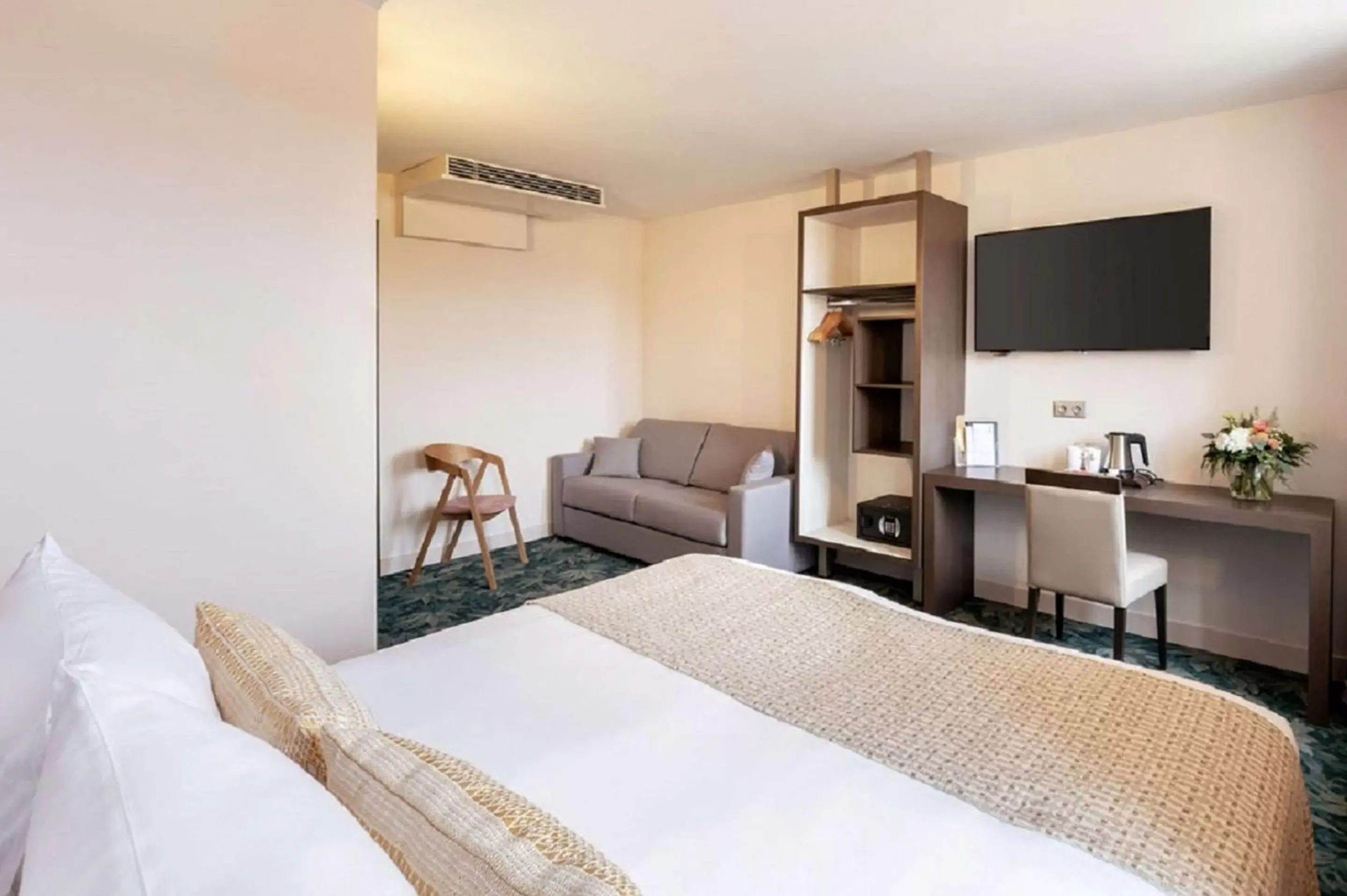 Queen Room with Sofa Bed in Best Western Plus Hôtel Belfort Centre Gare Queen Room with Sofa Bed in Best Western Plus Hôtel Belfort Centre Gare