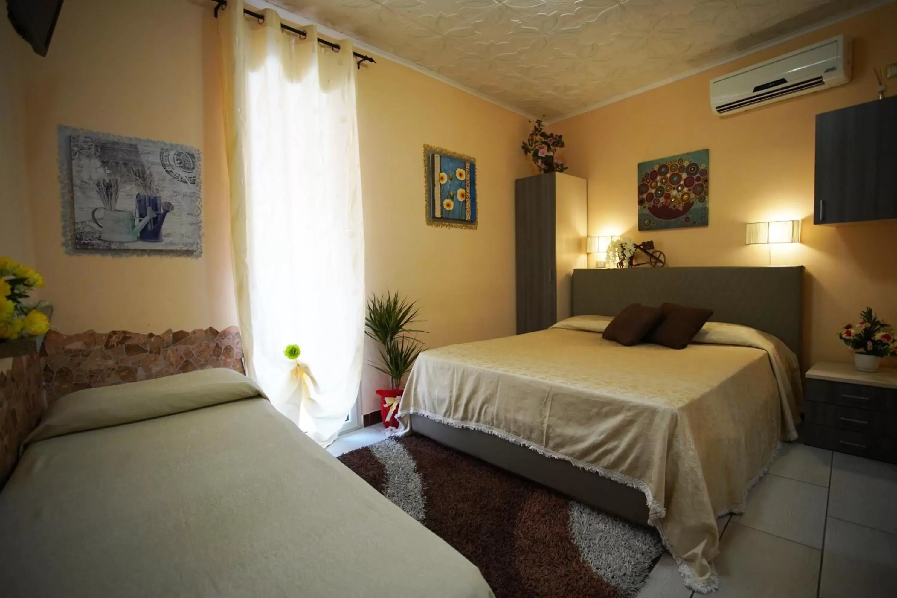 Photo of the whole room, Bed in Golden Dreams Reggio Calabria