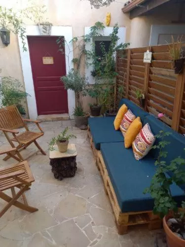 Patio in studio cosy à 10 minutes de Nîmes