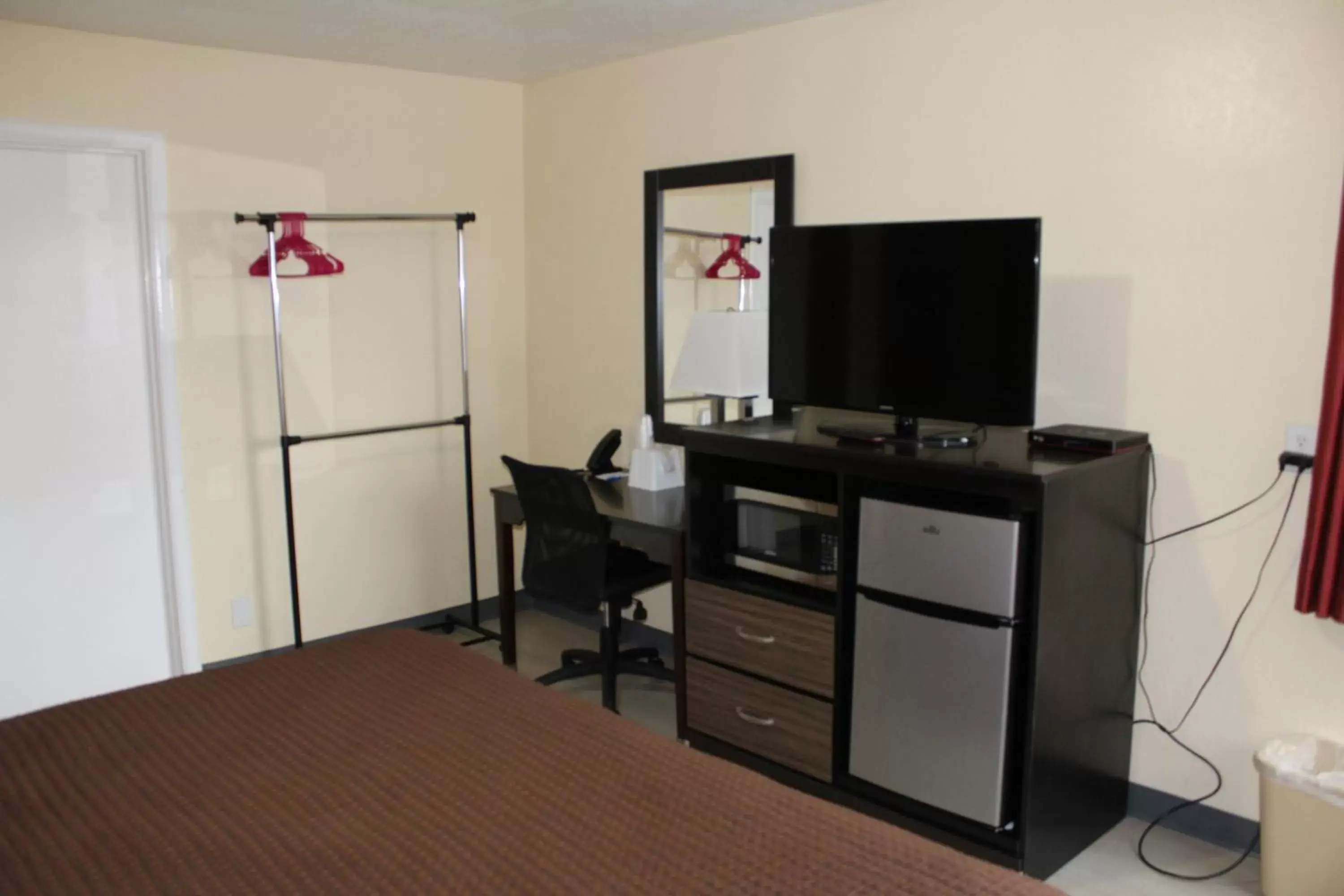 TV and multimedia, TV/Entertainment Center in Rodeway Inn Medford