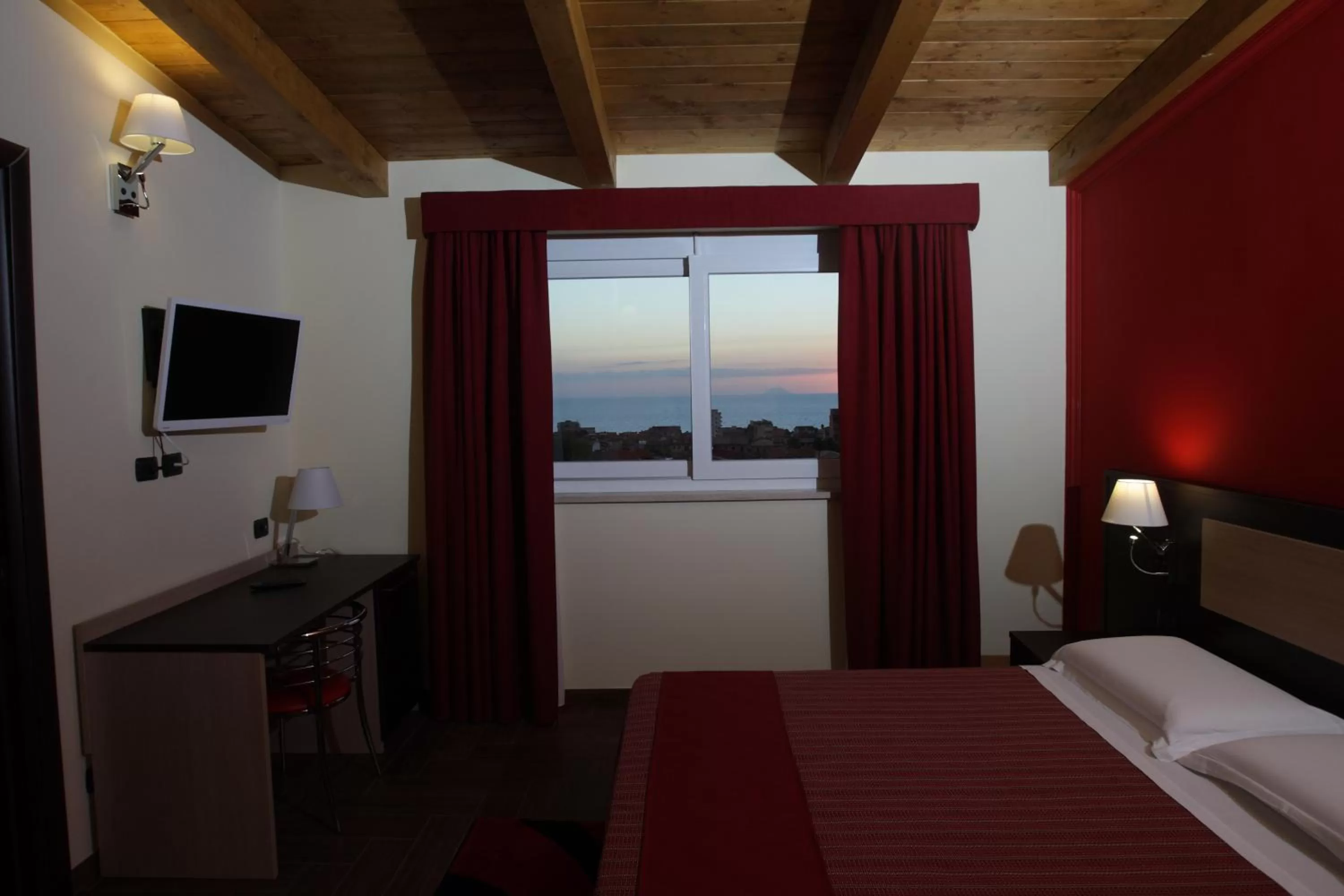 Property building, Bed in Hotel Paradiso