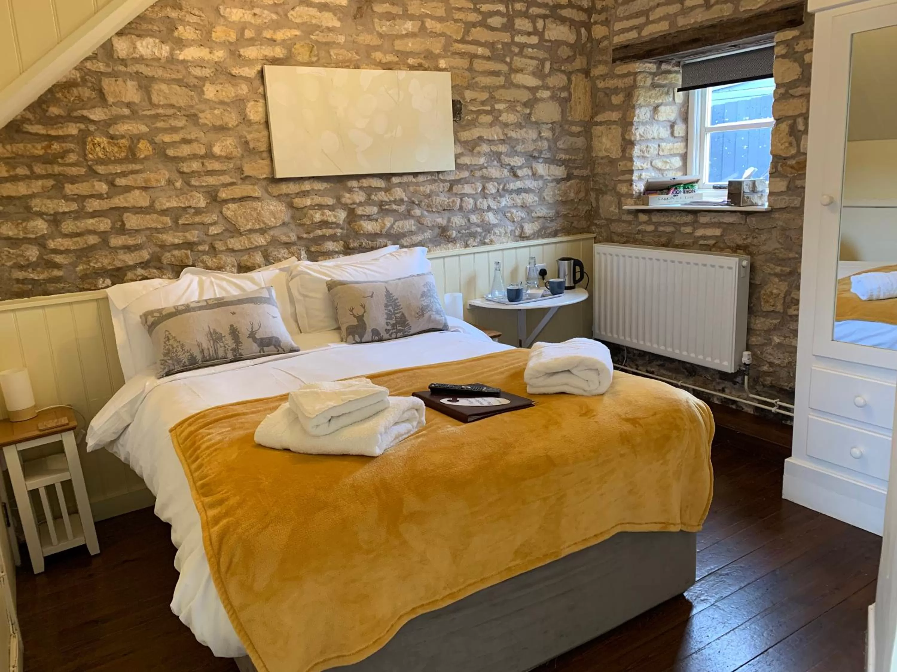 Bedroom, Bed in The Bell Inn