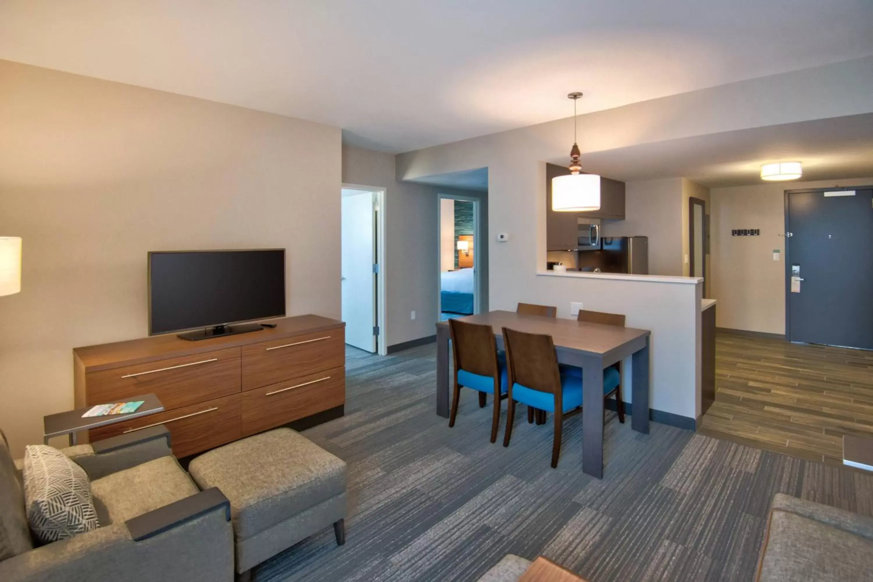 Living room, TV/Entertainment Center in TownePlace Suites by Marriott Miami Airport