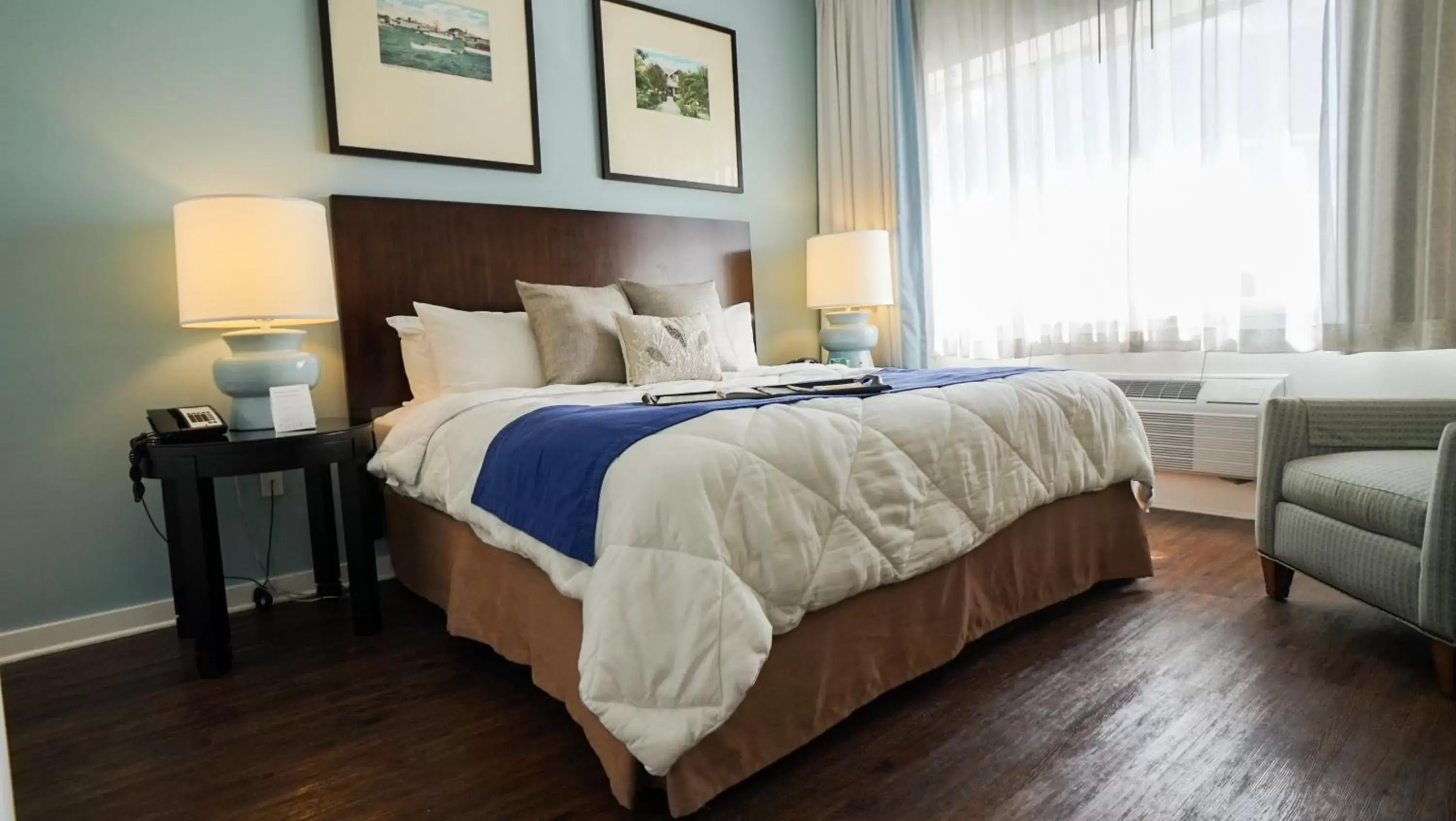 Photo of the whole room, Bed in The Banyan Hotel Fort Myers, Tapestry Collection by Hilton