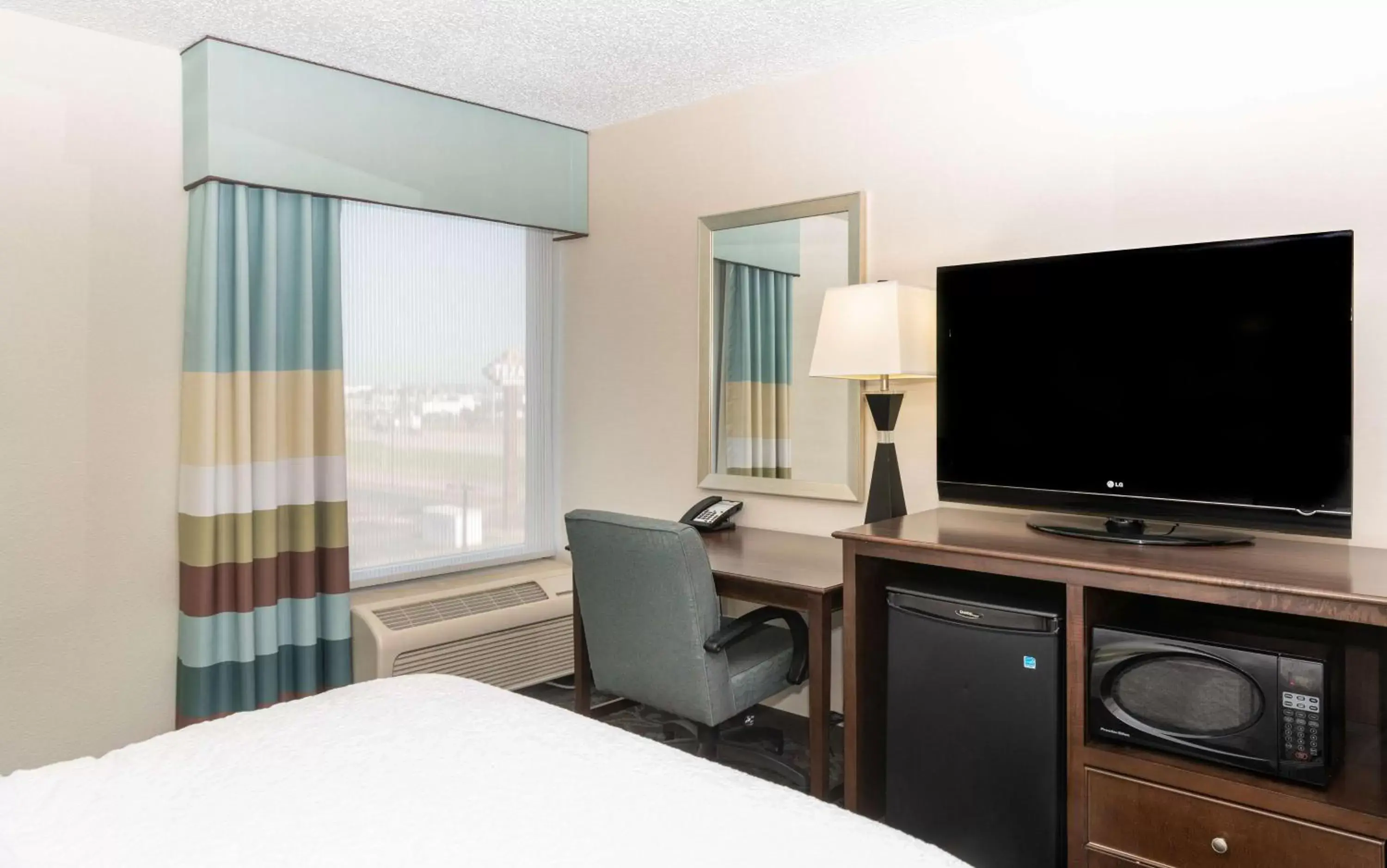 Bedroom, TV/Entertainment Center in Hampton Inn Evansville