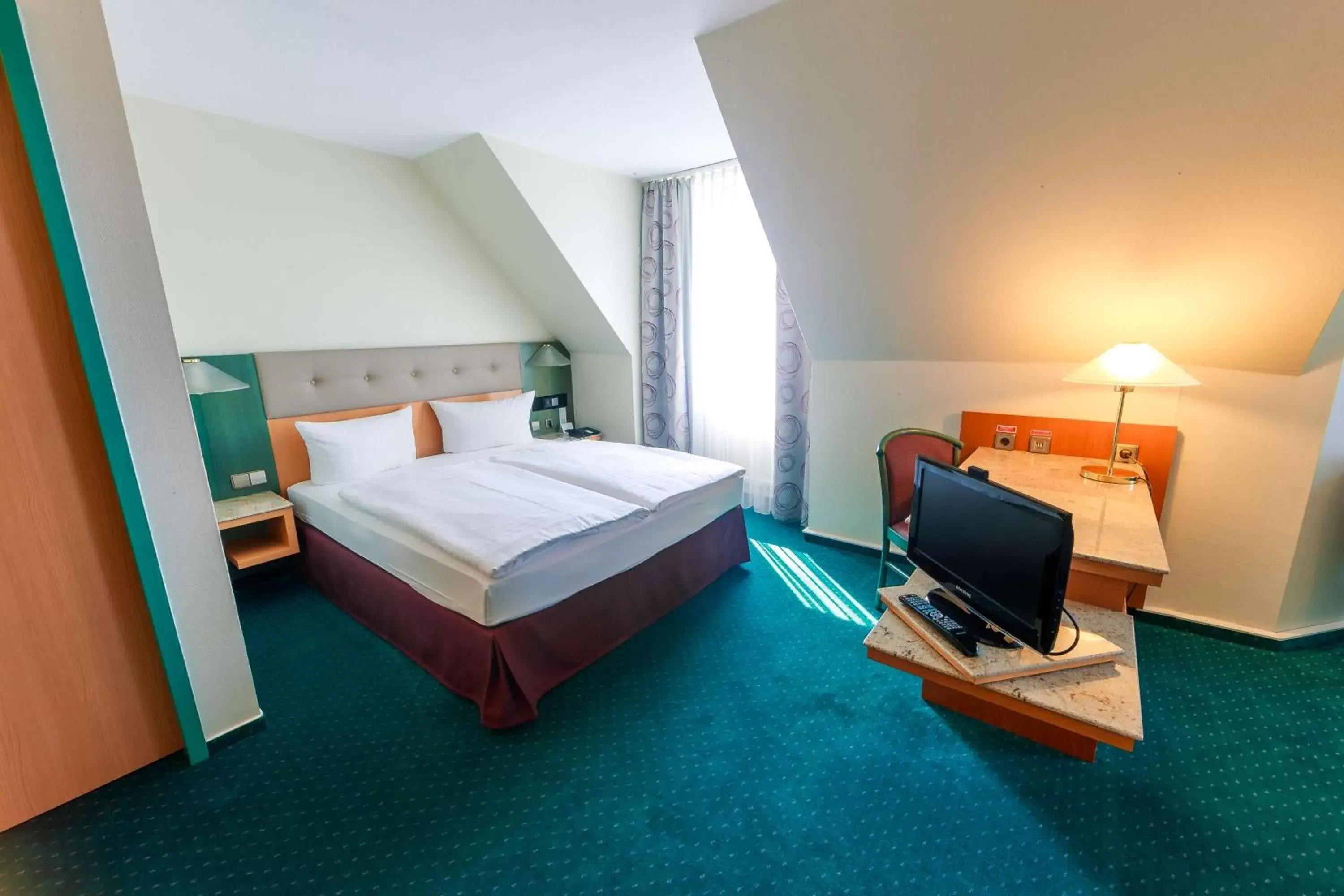 Photo of the whole room, Bed in PLAZA Hotel Blankenburg Ditzingen, Sure Hotel Collection