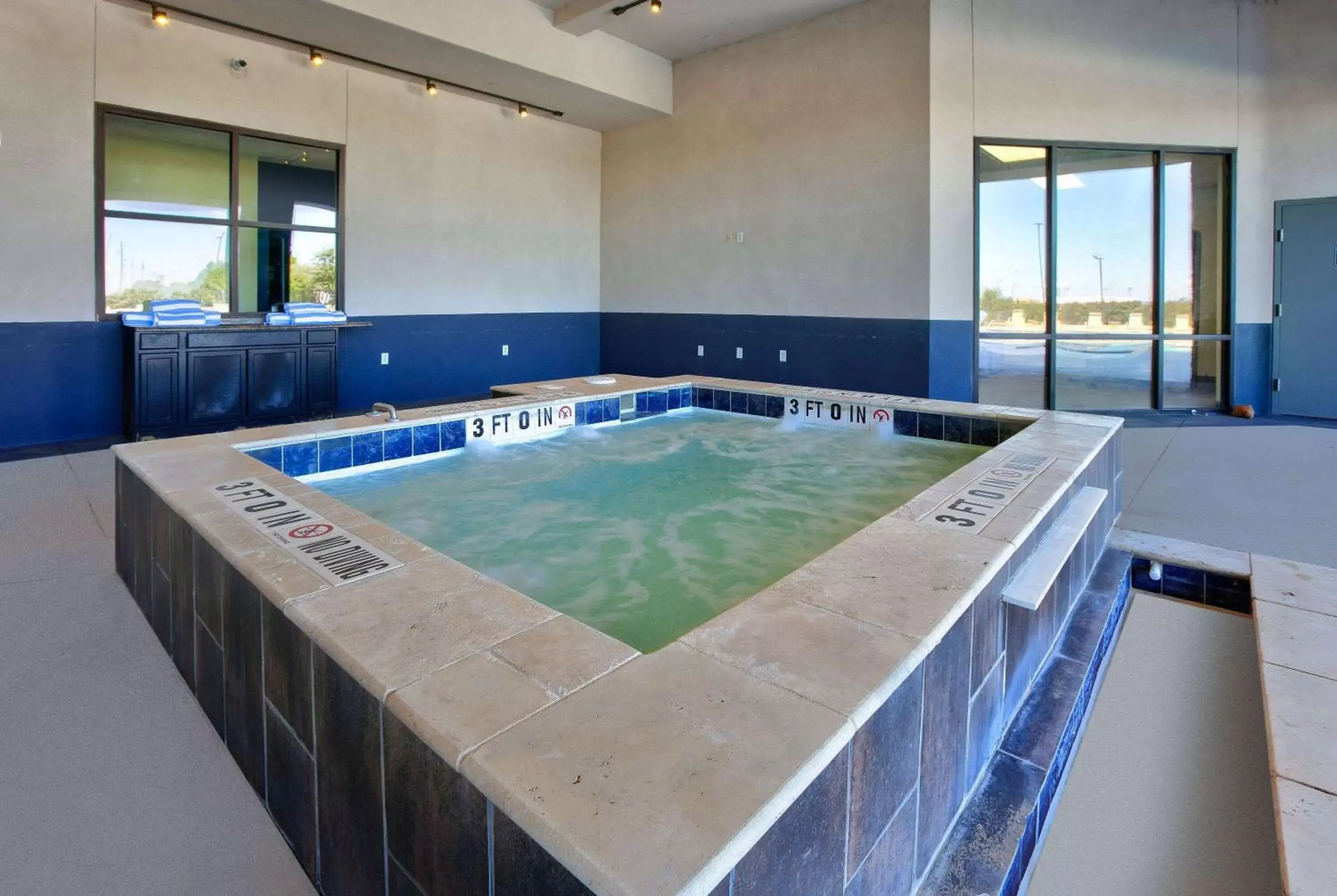 Hot Tub in La Quinta Inn & Suites by Wyndham Lubbock Southwest