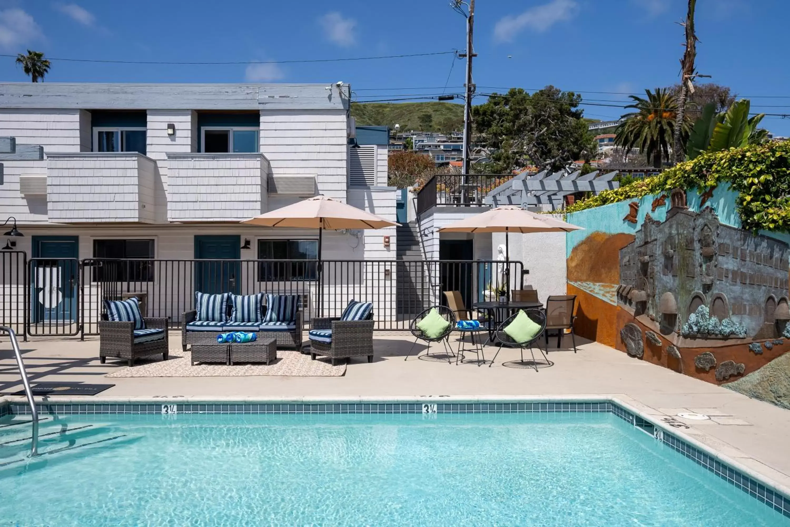 Swimming Pool in Art Hotel Laguna Beach