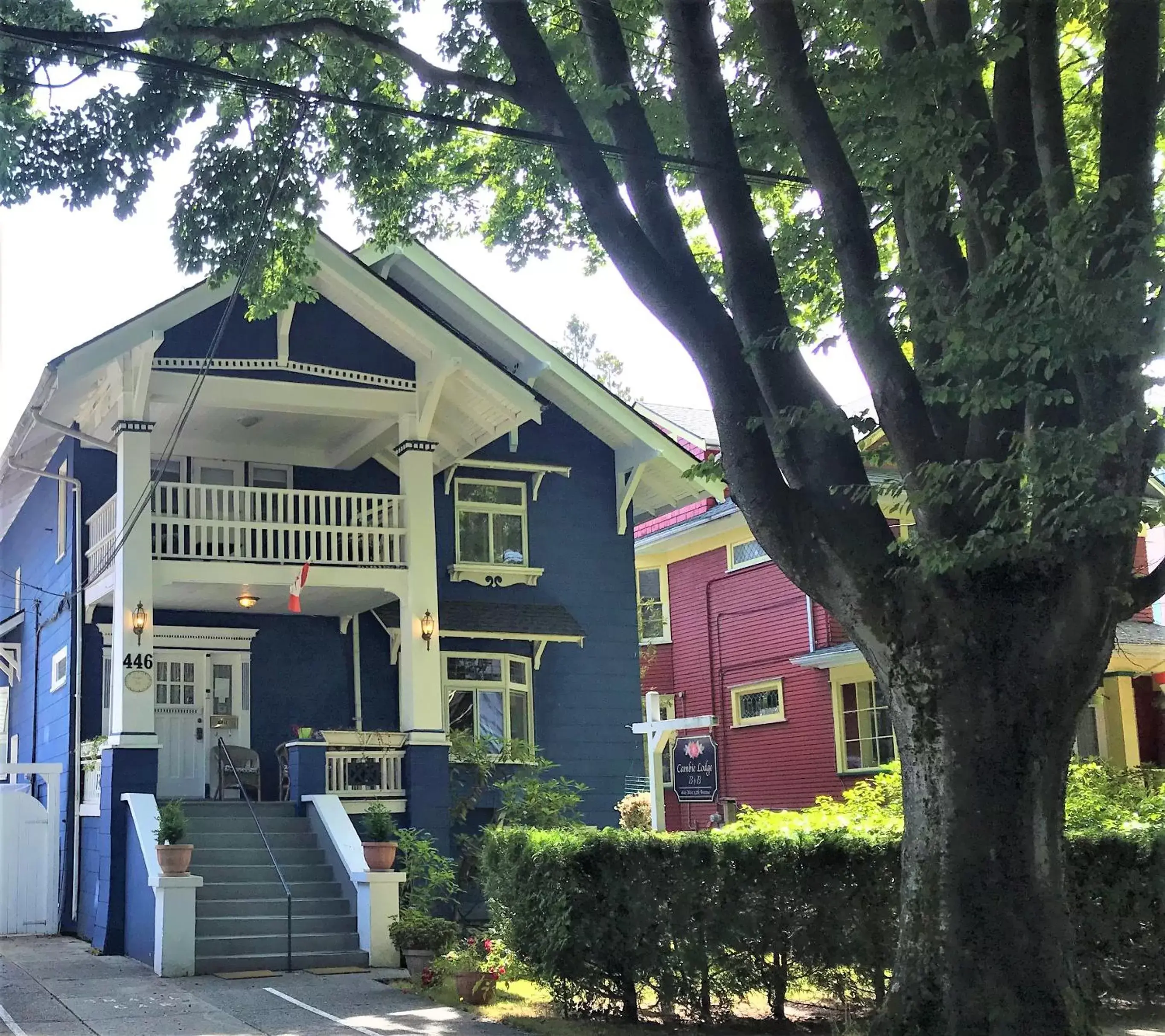 Facade/entrance in Cambie Lodge