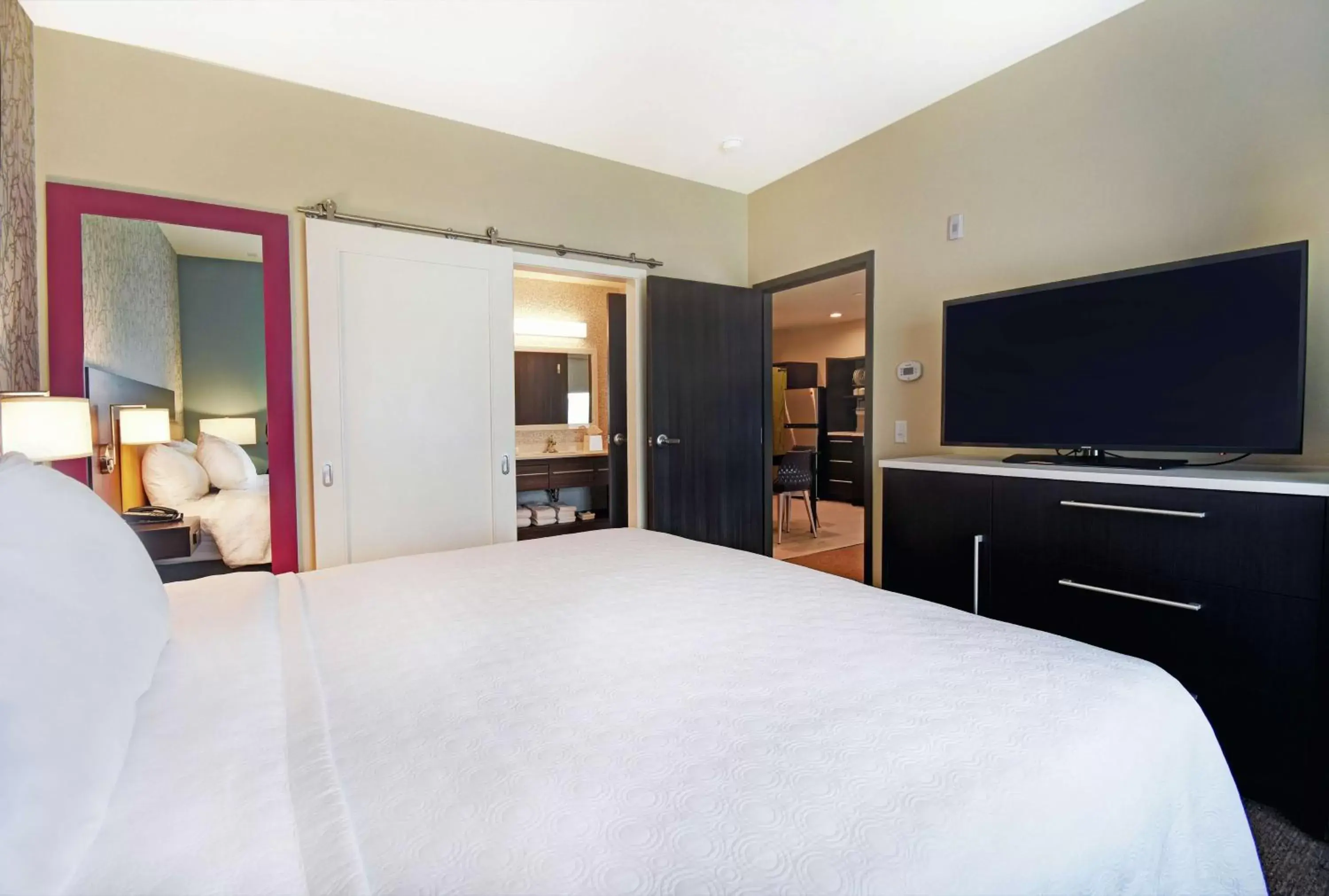 Bedroom, Bed in Home2 Suites By Hilton Beloit
