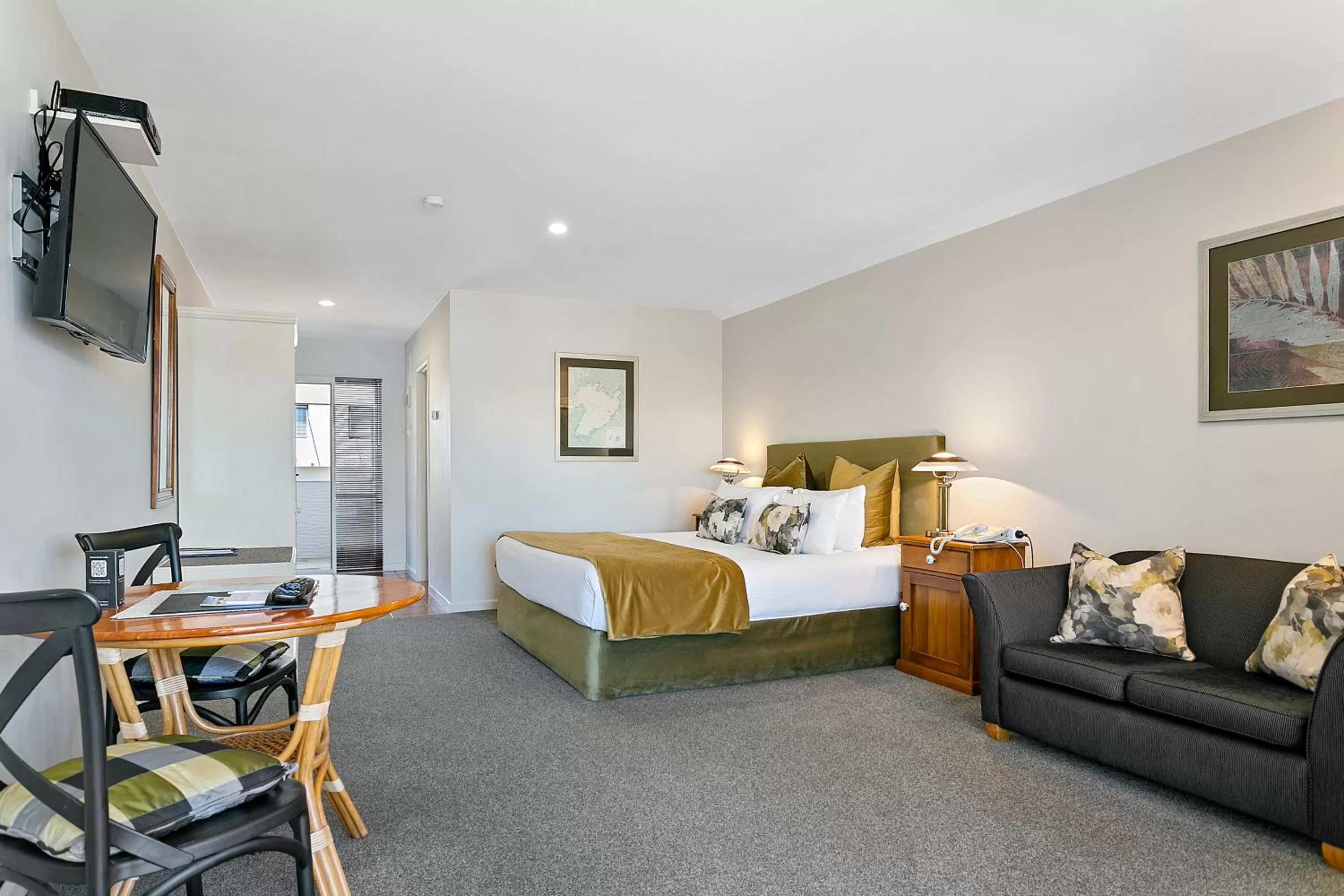 Photo of the whole room, Bed in Baycrest Thermal Lodge