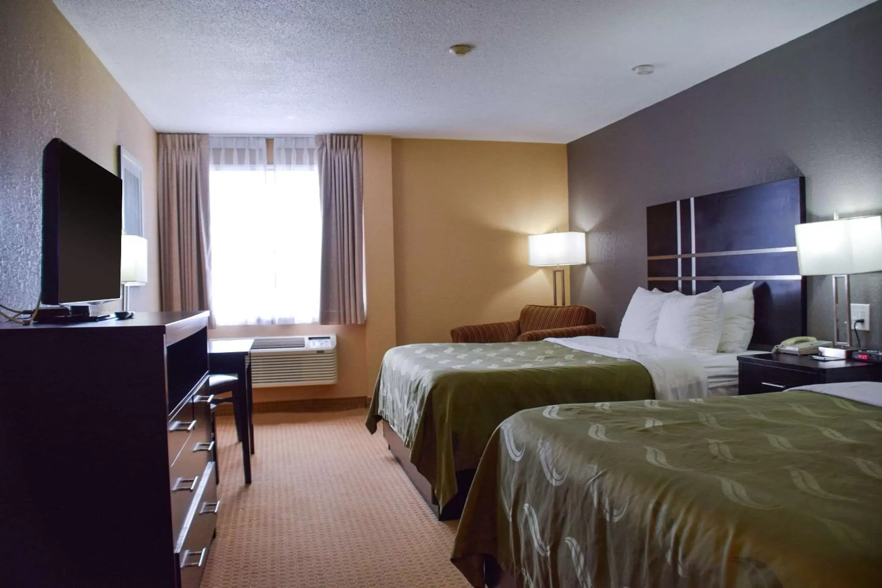 Photo of the whole room, Bed in Quality Inn Bracebridge