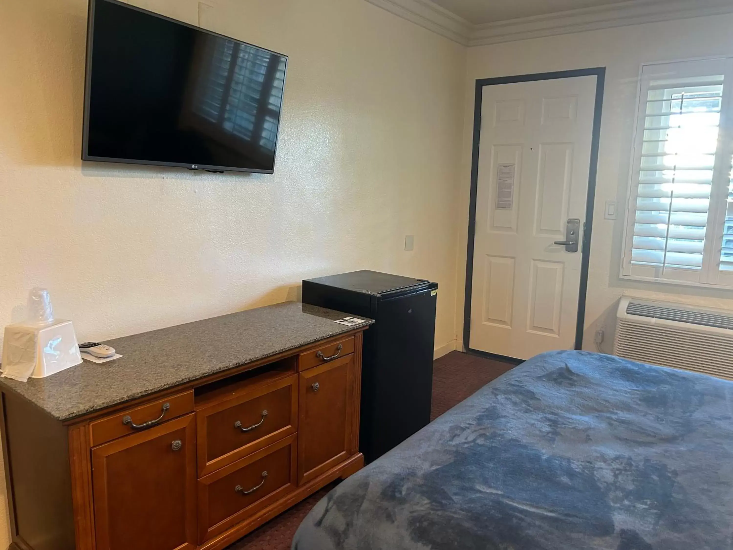 Bed, TV/Entertainment Center in Welcome Inn