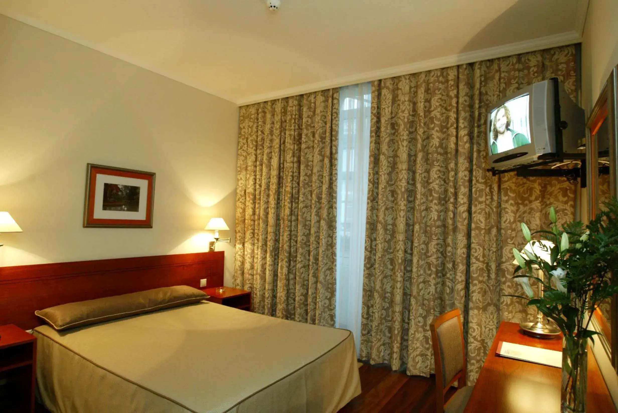 Photo of the whole room, Bed in Hotel Camoes