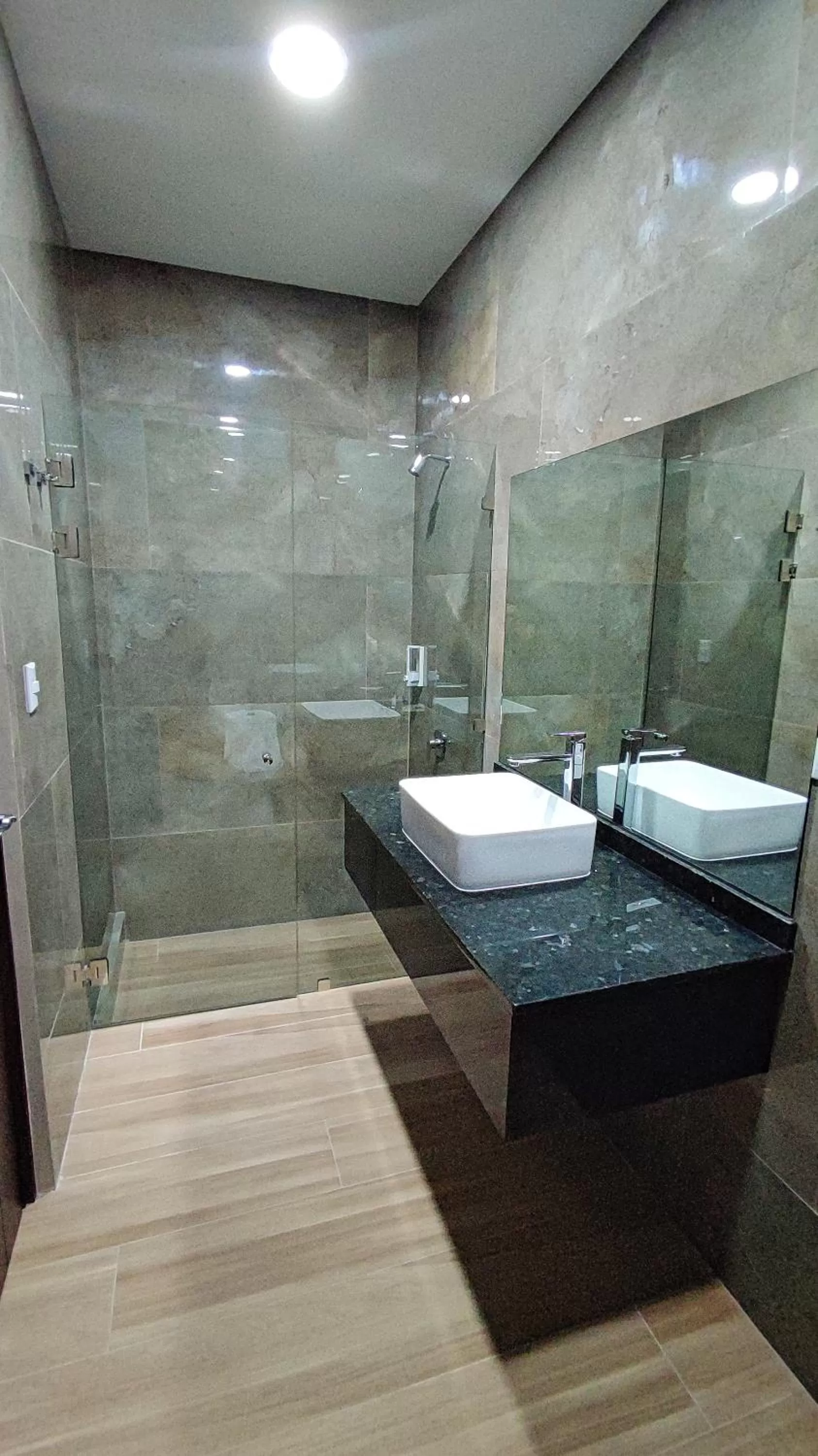 Shower in Hotel Cayuga