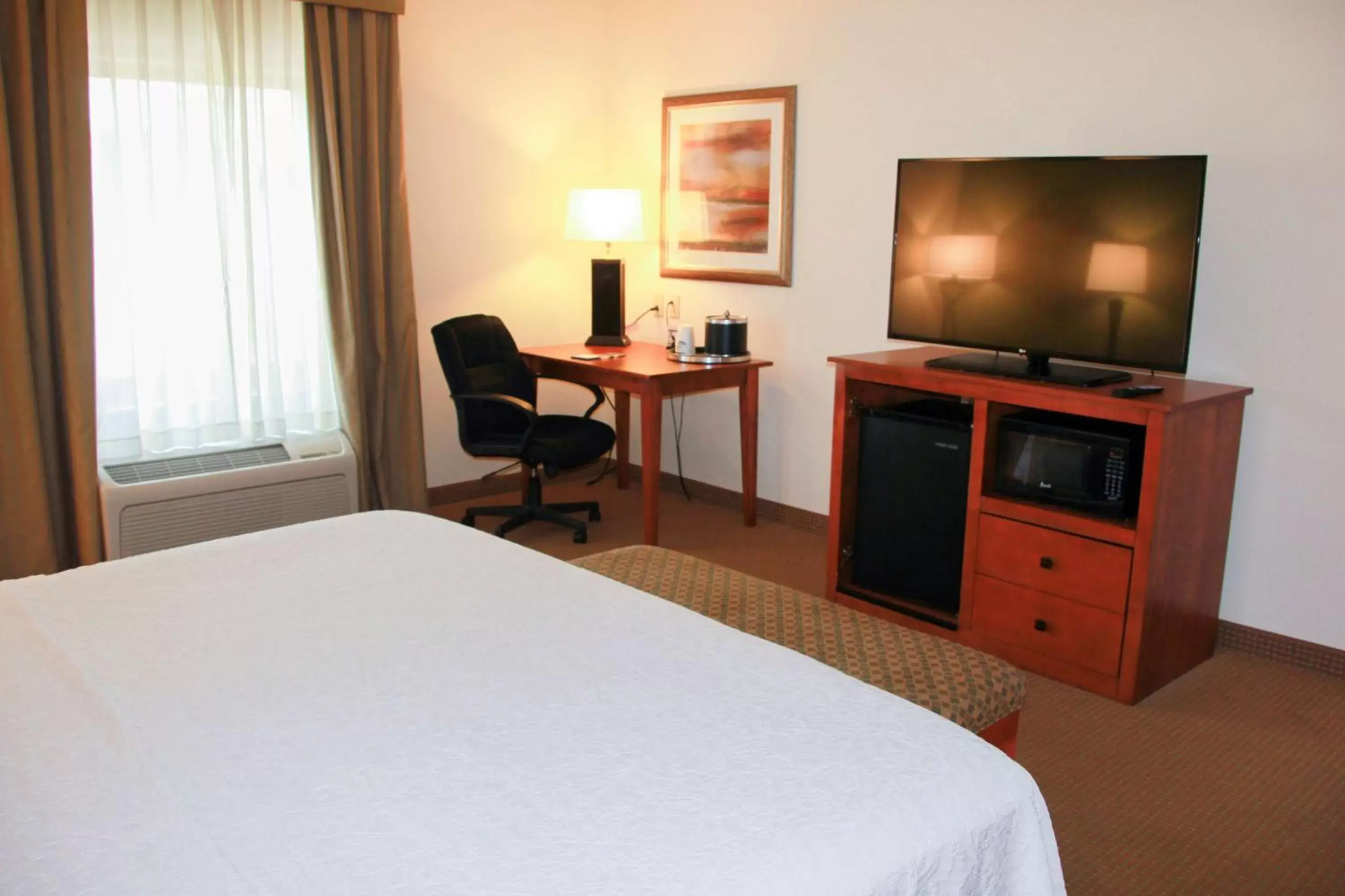 Bedroom, TV/Entertainment Center in Hampton Inn & Suites Radcliff/Fort Knox