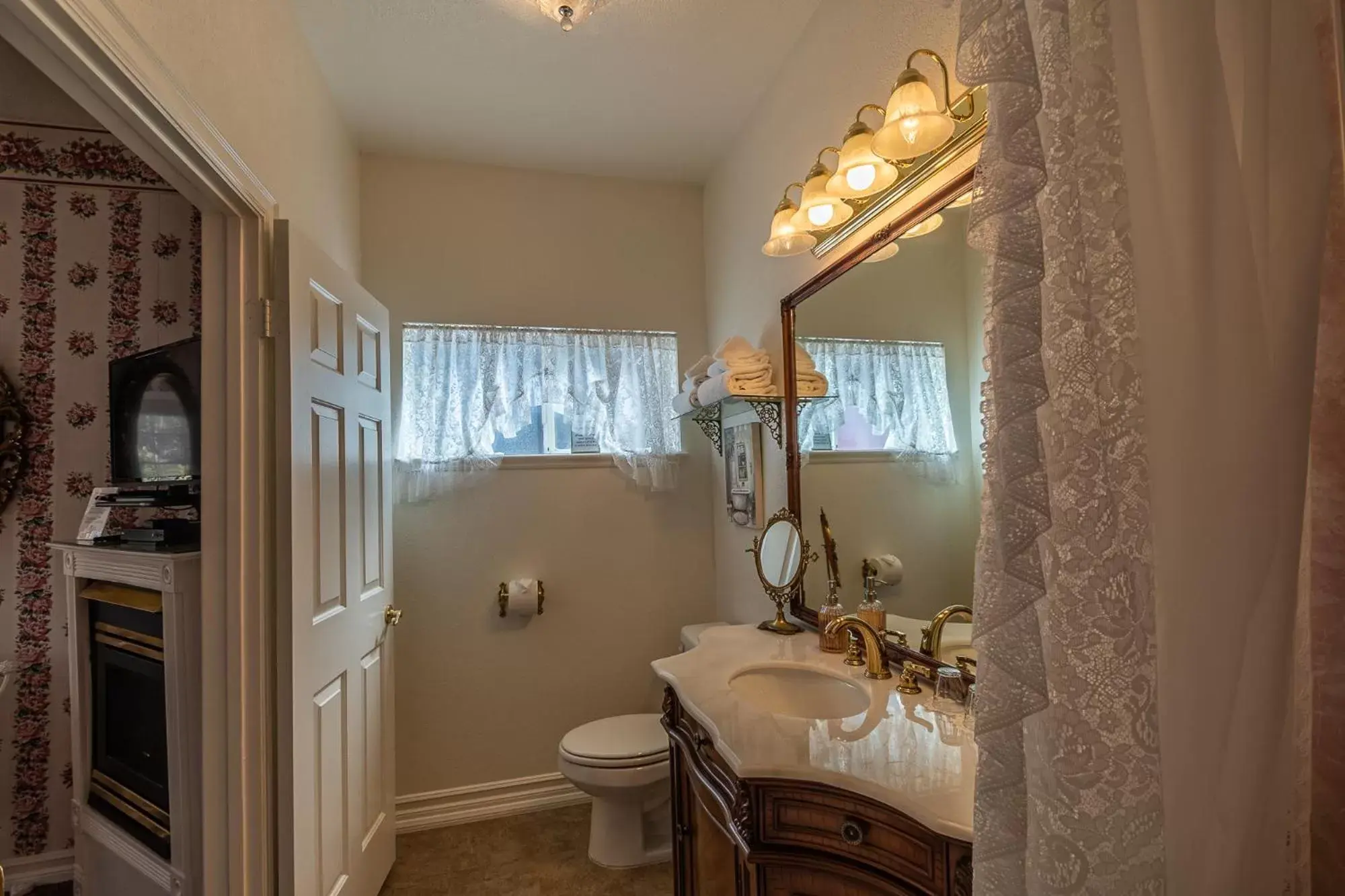 Bathroom in Apples Bed and Breakfast Inn