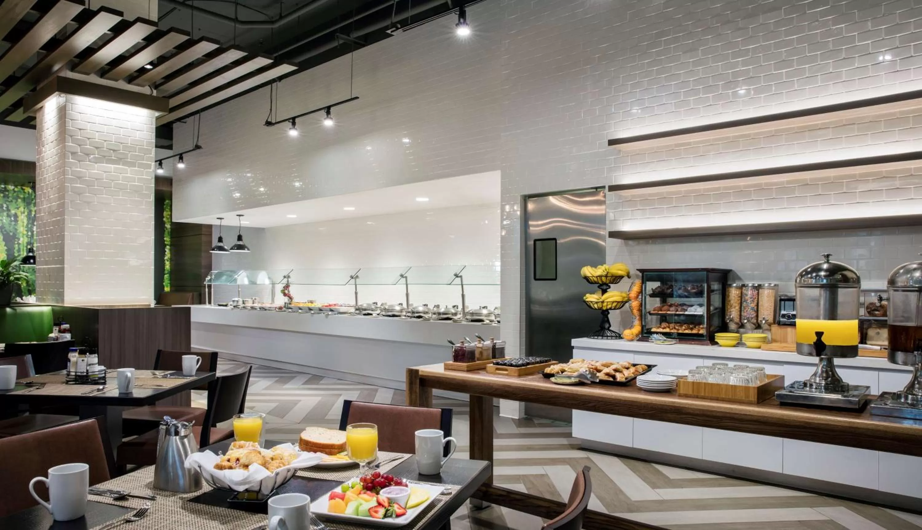Restaurant/places to eat in DoubleTree by Hilton Hotel Miami Airport & Convention Center