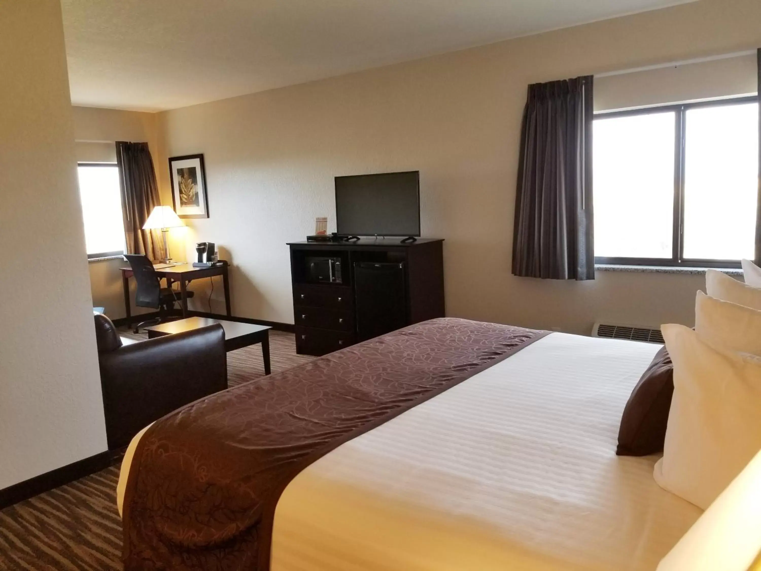 Photo of the whole room, TV/Entertainment Center in Cobblestone Inn & Suites Maryville