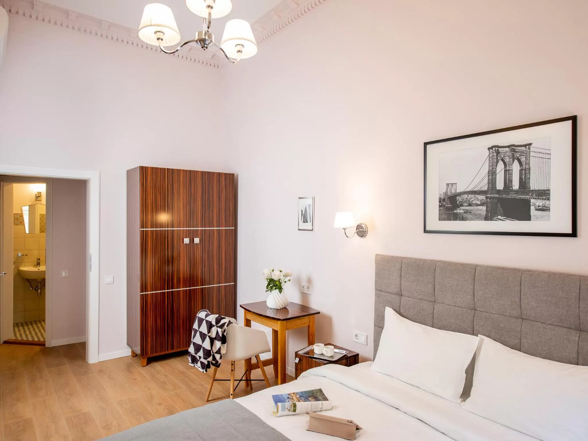 Photo of the whole room in Art Deco Central Rooms