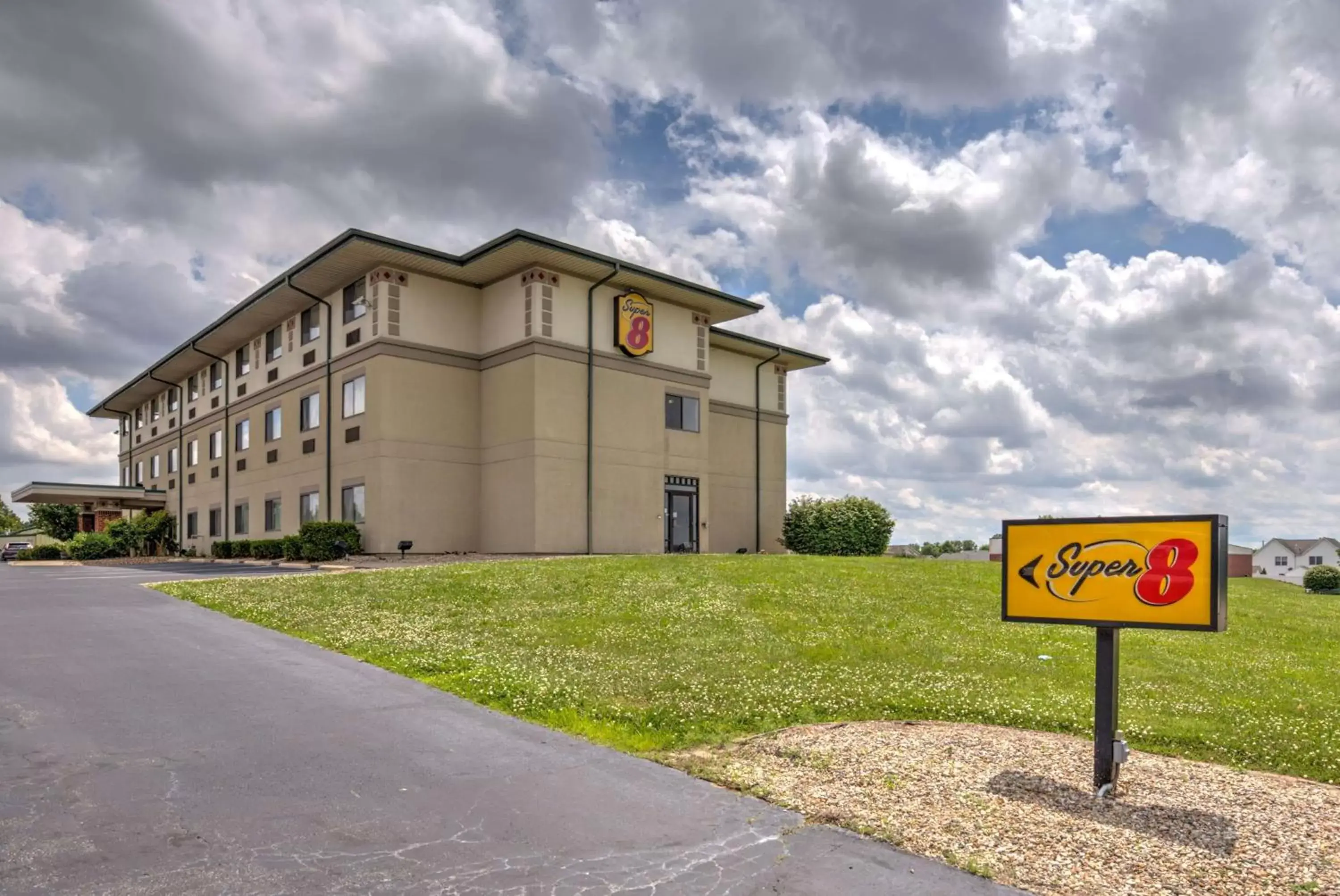 Property building in Super 8 by Wyndham Waterloo Property building in Super 8 by Wyndham Waterloo