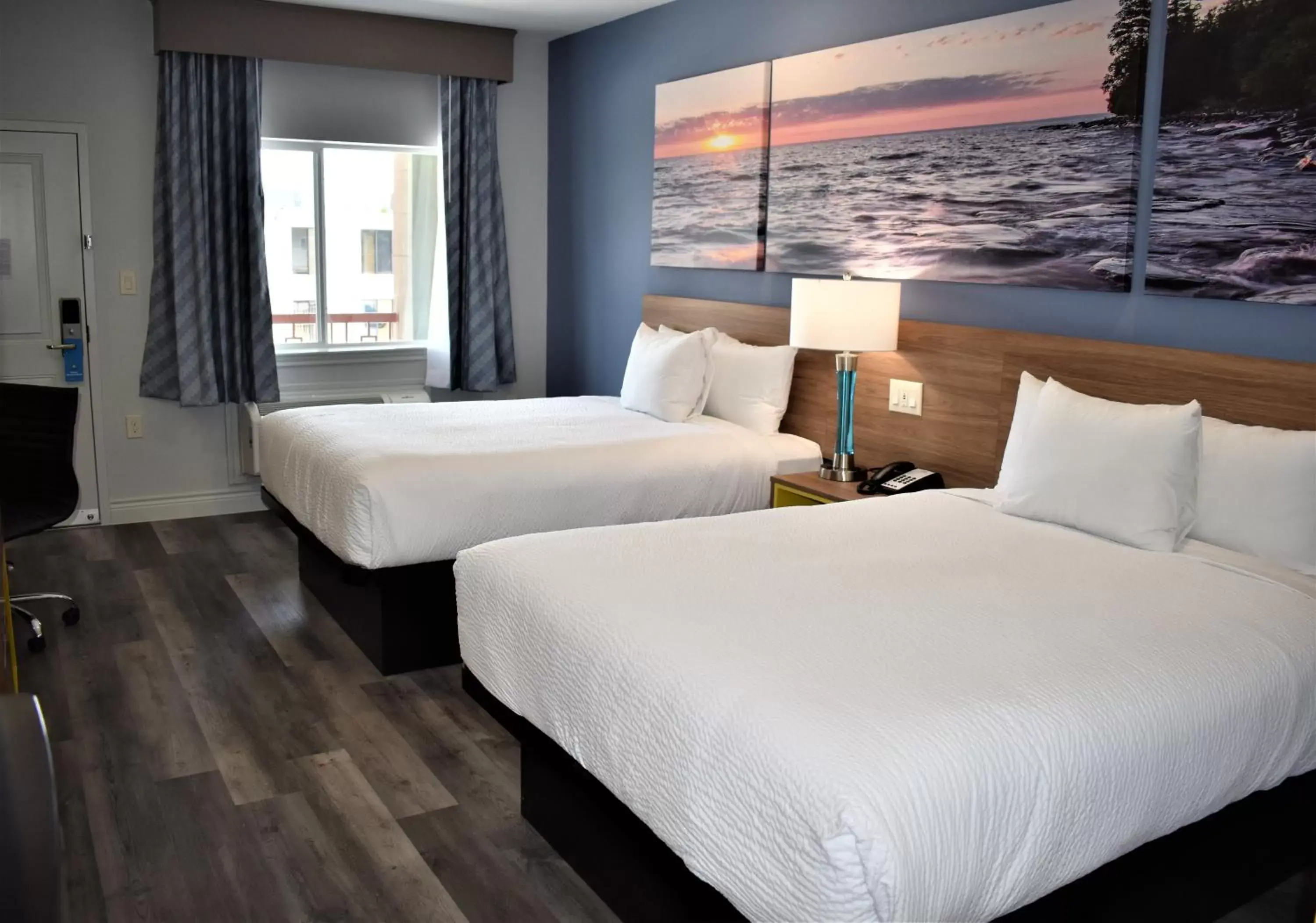 Photo of the whole room, Bed in Days Inn & Suites by Wyndham Downtown/University of Houston