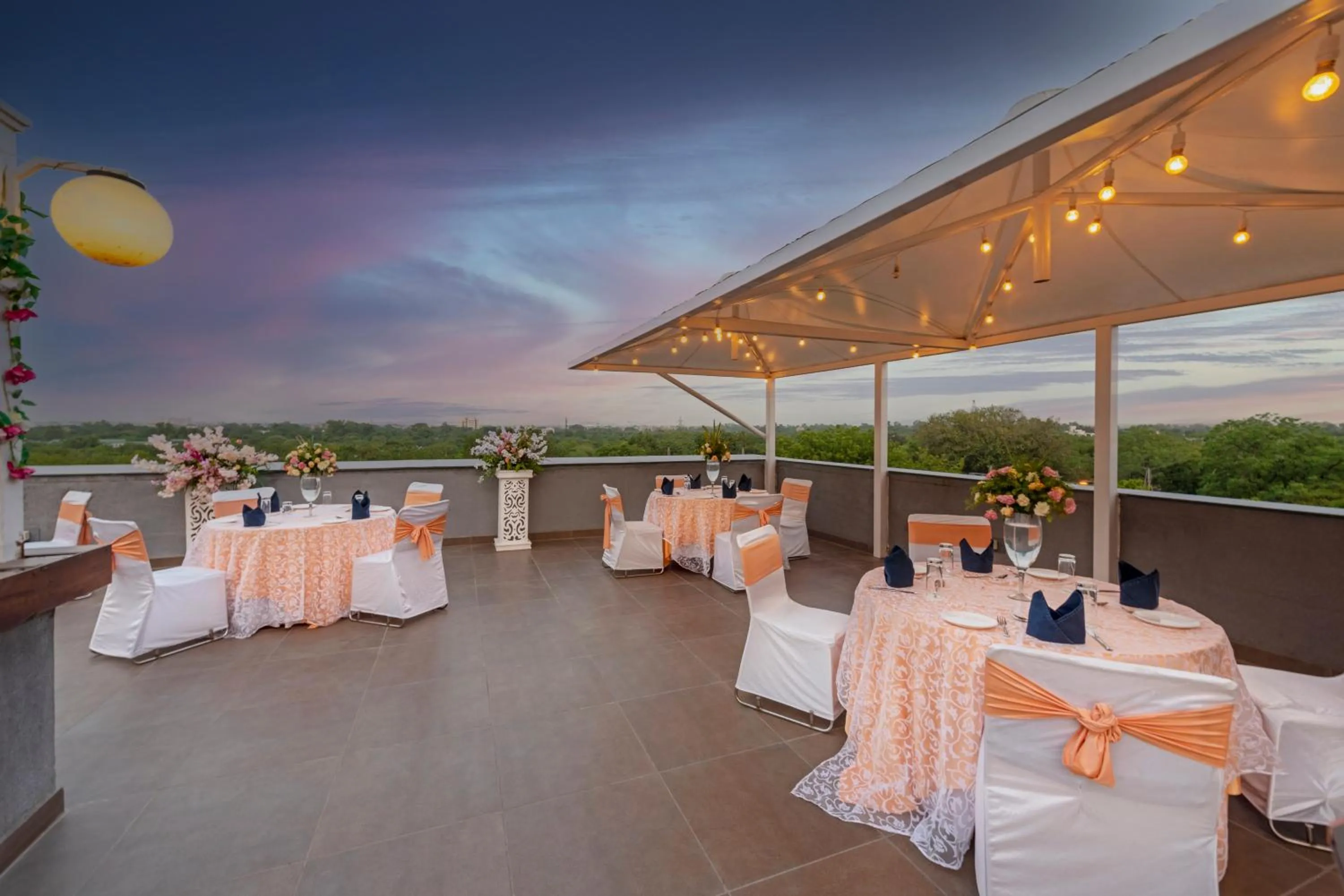 Restaurant/places to eat in Hotel Saket 27