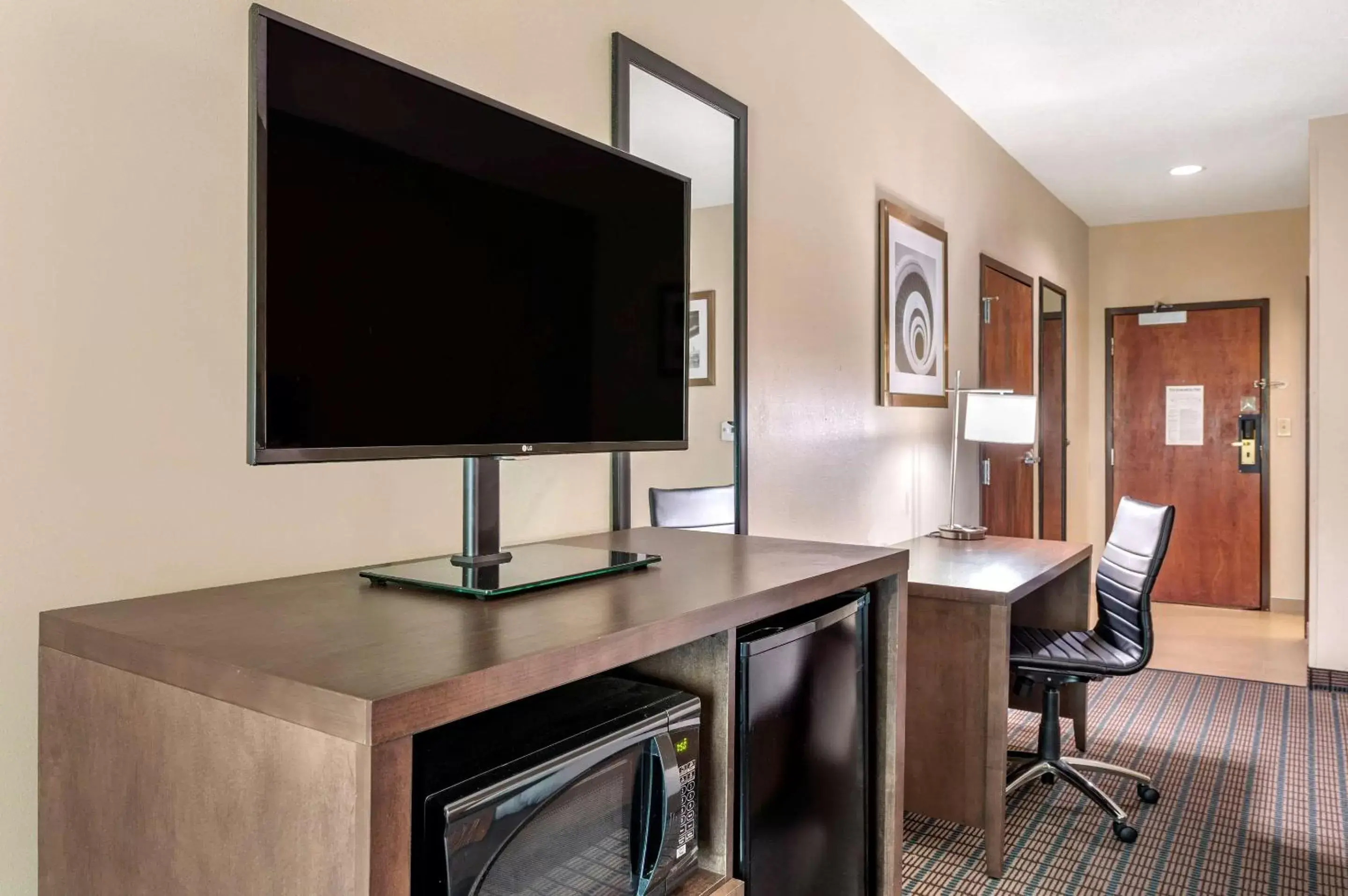 Photo of the whole room, TV/Entertainment Center in Comfort Inn & Suites